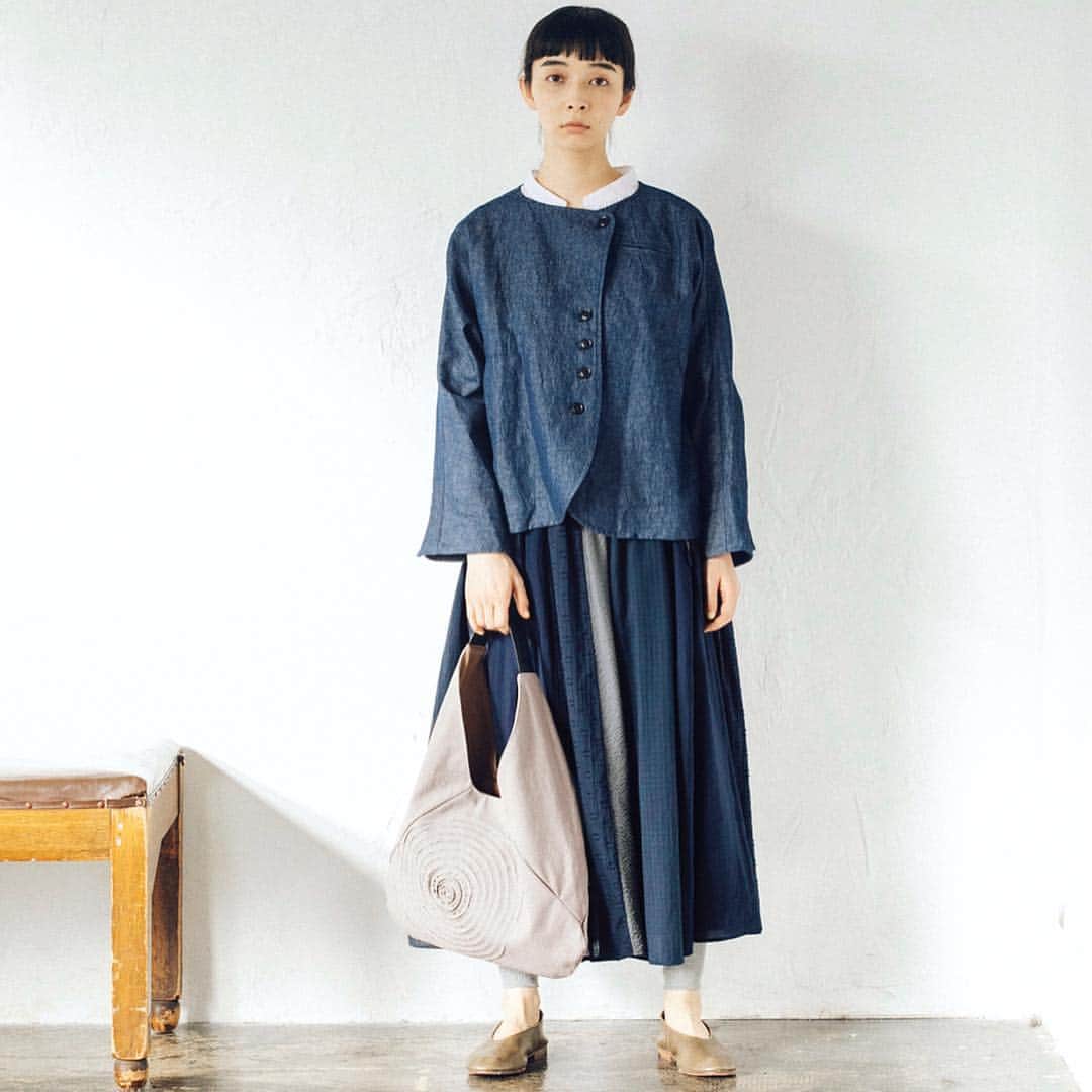 ナチュランさんのインスタグラム写真 - (ナチュランInstagram)「お花見に連れていきたい【愛らしい】布のバッグ﻿ ﻿ 布バッグならではの自由な遊びゴコロを大切に、実用的な工夫をこらしたデザインが好評の「TOMOO」。﻿ 自然の彩りをくわえたテキスタイルと、たためて使い勝手のよいアイテムが人気の「charm」。﻿ ２つのブランドから、春のお出かけにぴったりな、リネン素材のバッグをご紹介します。﻿ ﻿ ﻿ -----------﻿﻿﻿ ■Uzushio　バッグ/M［TOM-2G29-0549-C］﻿ バイアスに細いリボン状に裁った共布をぐるぐる渦巻きになるよう縫いつけて渦潮に見立てたバッグは、ヴィンテージ加工を施した、上質な帆布を使用しています。﻿ 体に沿う太めのワンショルダーで、持ちやすく便利です。荷物がたっぷりと収納できる、大きめサイズがうれしいですね。﻿ ﻿ ﻿ -----------﻿﻿﻿ ■ガリーグ　シャーリングバッグ/L［CHR-2G29-0225-A］﻿ 南仏プロヴァンスに自生するタイムやローズマリーなどのハーブを意味する「ガリーグ」と名付けられたこちらのバッグは、その名の通り咲きほこるハーブの上品なテキスタイルが目を引く華やかさ。﻿ 口の絞り調整で、シルエットのアレンジが楽しめます。﻿ ﻿ ﻿ -----------﻿﻿﻿ ■ガリーグ　シャーリングバッグ/M［CHR-2G29-0224-B］﻿ 先にご紹介したガリーグバッグの色・サイズ違い。﻿ ラベンダーや白い花がナチュラルながら華やかなアイテムです。﻿ とても軽く折りたたむこともできるので、普段使いに最適です。﻿ ﻿ ﻿ -----------﻿﻿﻿ ■メサンジュ　シャーリングバッグ/L［CHR-2G93-473-B］﻿ メサンジュとは「シジュウカラ」のこと。﻿ 涼しげなリネンに、外国の絵本の挿絵のようなクラッシックな鳥のデザインが、キュートで上品なバッグです。持ち手をギュっとシャーリングすると、ショルダーバッグにもなります。﻿ charmのバッグは折りたたんむとペシャンコになるのが特徴。﻿ クラッチバッグ風に持ち歩いてもさまになります。﻿ ﻿ ﻿ ﻿ ------------------------------﻿﻿﻿﻿ ▶️お買いものは写真内のタグをタップしてくださいね。またはプロフィールからもナチュランへリンクしています。→@natulan_official﻿﻿﻿﻿ ﻿﻿ ▶️写真内のタグは、販売中でも消えている場合がございます。ぜひ、ナチュランの検索窓から、商品コード又は商品名を、検索してみてくださいね。﻿﻿﻿﻿ ﻿﻿ ▶️プロフィール画面では、季節のおすすめ商品や、再入荷情報をご紹介しています。ぜひ、ご覧くださいませ。→@natulan_official﻿﻿﻿﻿ ﻿ -----------﻿﻿﻿ #今日のコーデ #コーディネート #ファッション #ナチュラル #ナチュラン #natulan #日々の暮らし #暮らしを楽しむ #シンプルライフ #シンプルコーデ #シンプル #暮らし #春コーデ #大人コーデ #春 #春の装い　#コットン #リネン #ワンピース　#布バッグ　#鞄　#かばん　#お花見　#桜前線　#大容量　#収納　#お花見コーデ #桜前線 　#ナチュラン特選 #natulan_official」3月27日 20時04分 - natulan_official