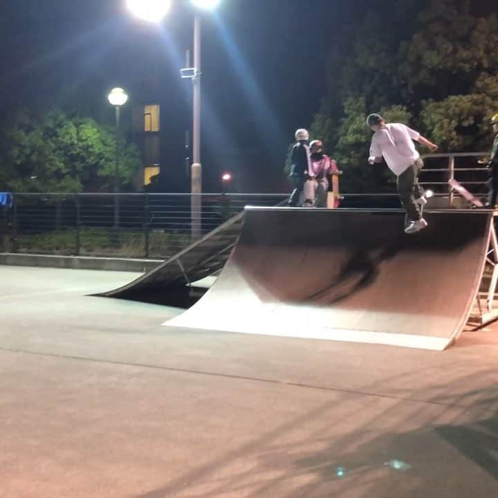 白井空良のインスタグラム：「Night skate 😘 📲by @joichiro_okubo  @blindskate」