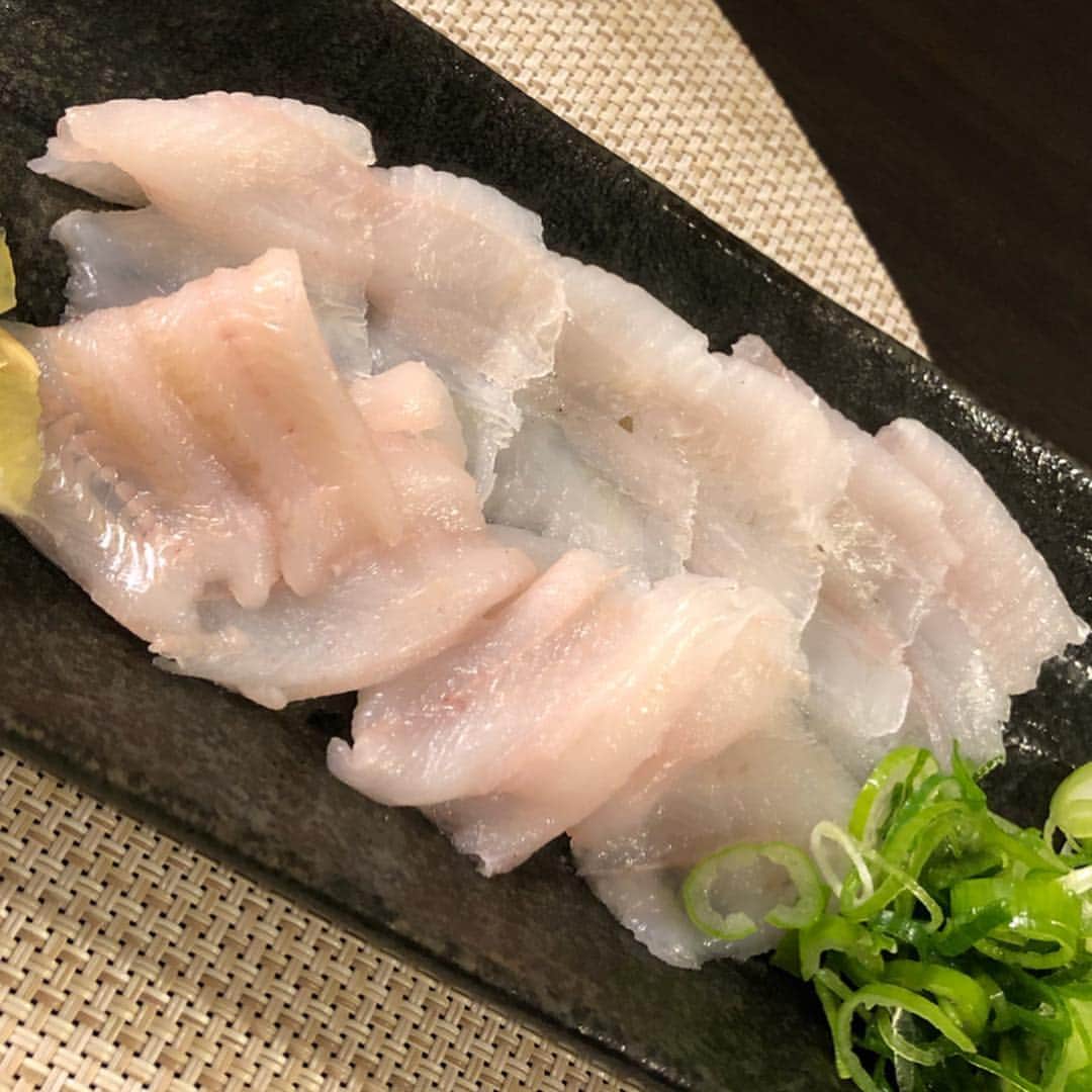 のインスタグラム：「穴子の刺身は歯ごたえがあり絶品‼️ 写真をスワイプ→ 歯ごたえがあったはずの穴子を天ぷらにするとMagicにかかった様にフワフワに❤️ 写真をスワイプ→ 穴子丼で食べて穴子のひつまぶしで食べて1杯で2度美味しい❤️1粒で2度美味しいグリコみたいなw  穴子＝江戸前って概念が吹っ飛びました💯 裏路地にある名店💮大阪チカラあるわ〜👍」