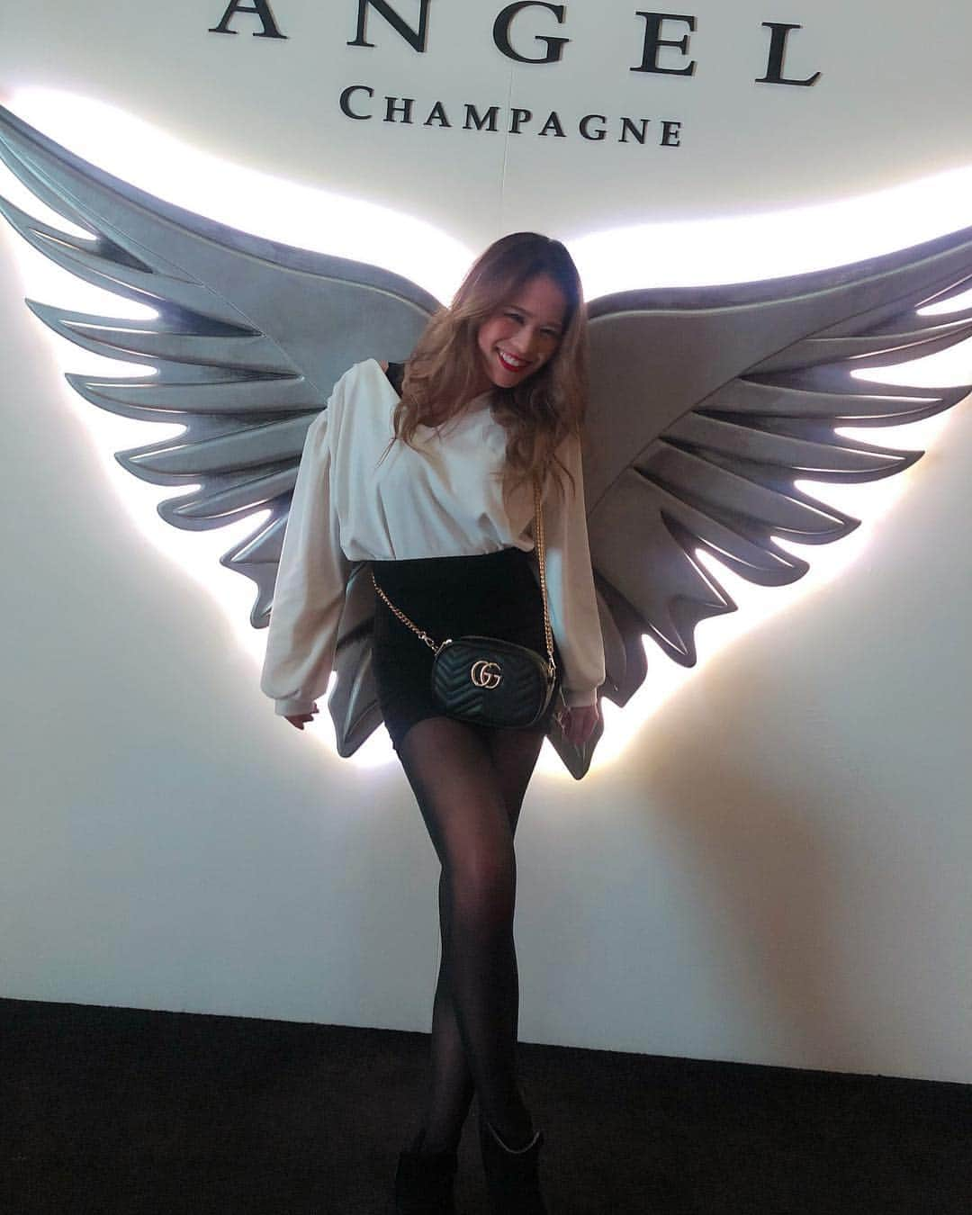 彩希エリナさんのインスタグラム写真 - (彩希エリナInstagram)「行きたい所へ飛んでけばいいのさ🕊会いたい人には会いに行けばいいのさ🕊羽根が無ければ生やせばいいのさ🕊自由に何処までもパタパタパター🕊 #feather #featherback #featherwall #wingwall #angel #lifeisfreedom #mylife #インスタ映え的な #よく見る羽のやつ #やっちゃったよね #けど可愛いカラフル #ではなく #トゲトゲシルバー #羽 #はね #羽の壁 #羽があったら何処へ行こうか #結局羽がない時と同じ場所へ行こうとするんじゃなかろうか #心を自由に #決まり事なんてない #人生は自分のもの #ビバフリーダム」3月27日 20時09分 - erina_saiki