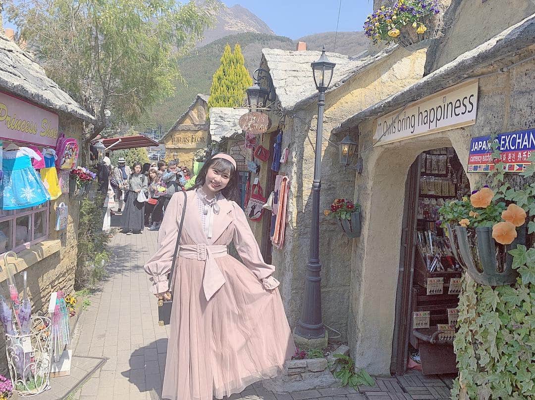 のインスタグラム：「大分県湯布院に行ってきました❤︎ ・ ・ フローラルヴィレッジ いろんなお店がありました〜＾＾ 少し歩いたところには 気になっていたカヌレ屋さん 有名なロールケーキ屋さん そして今年初の桜を見つけました🌸 #湯布院 #湯布院フローラルビレッジ #アリス #ハイジ #カヌレ #ロールケーキ #桜 #大分 #3姉妹 で♡」