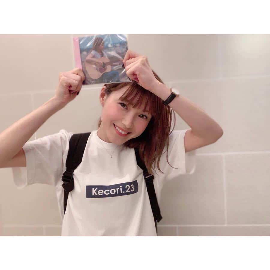 Kecoriさんのインスタグラム写真 - (KecoriInstagram)「お知らせ📯✨ 11月に完売したCDが再入荷しました♪♪それからリクエストでオリジナルTシャツも一緒にShopに並べました😊🎈 本日から両方ともご購入出来ます。 わたしのプロフィールのURLから飛べます🕊 . . このTシャツは去年のワンマンで初めてグッズとして作った思い出のTシャツ💐✨ 数量限定で、Lに関しては10枚しか作ってません🤣 なので絶対Lな気がする人はお早めに☺️✨ Tシャツは先着30名様にオリジナルバッジプレゼントしてます💐（去年12月のライブ来てくれた人は持ってるかも☺️） . . ちなみに私普段でもめちゃくちゃ着てます😟😟😟 寝巻きにも着てる笑💁‍♂️💤 綿100%だから生地もしっかりしてます🙂 サイズは男女兼用のS.M.L。 詳細はShopにて♪♪ . . 今回もメッセージ1人1人に書いて送ります💐😙 無事に届きますよーに！！ . . わからないことあったら 何でも聞いてください💿👕✨ #kecori #littlevoice #1stminialbum #オリジナルTシャツ #シンプル過ぎるのは自分好みです #🎈」3月27日 20時11分 - kecori.23