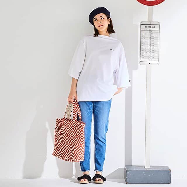 coen コーエンさんのインスタグラム写真 - (coen コーエンInstagram)「【NEW ITEM】(WOMENS)﻿﻿﻿ ボートネックデザインがデコルテを美しく見せてくれるロゴTシャツ。﻿ 程よく開いたネックがキレイめ要素をプラスします。﻿ ﻿ 大きめのシルエット、前後差の丈感が旬なスタイリングにぴったりなアイテムです。﻿ ﻿ <スタイリング>﻿ スリムなテーパードパンツと合わせて、メリハリをつけるも良し◎今までとは違う新しいシルエットはスカートやワイドパンツとの相性も良く、この春のスタイリングに大活躍が見込める一枚です。﻿ ﻿ (品番: 7625-607-9103 定価:3,000円+tax)﻿﻿ ﻿ MENS新レーベルもチェック☑️﻿ @coen.ul﻿ ﻿﻿ #coen #コーエン #ビッグシルエット #ビッグシルエットコーデ #tシャツコーデ #オーバーサイズ #お洒落女子 #大人カジュアルコーデ #着回しコーデ」3月27日 20時11分 - coen_official