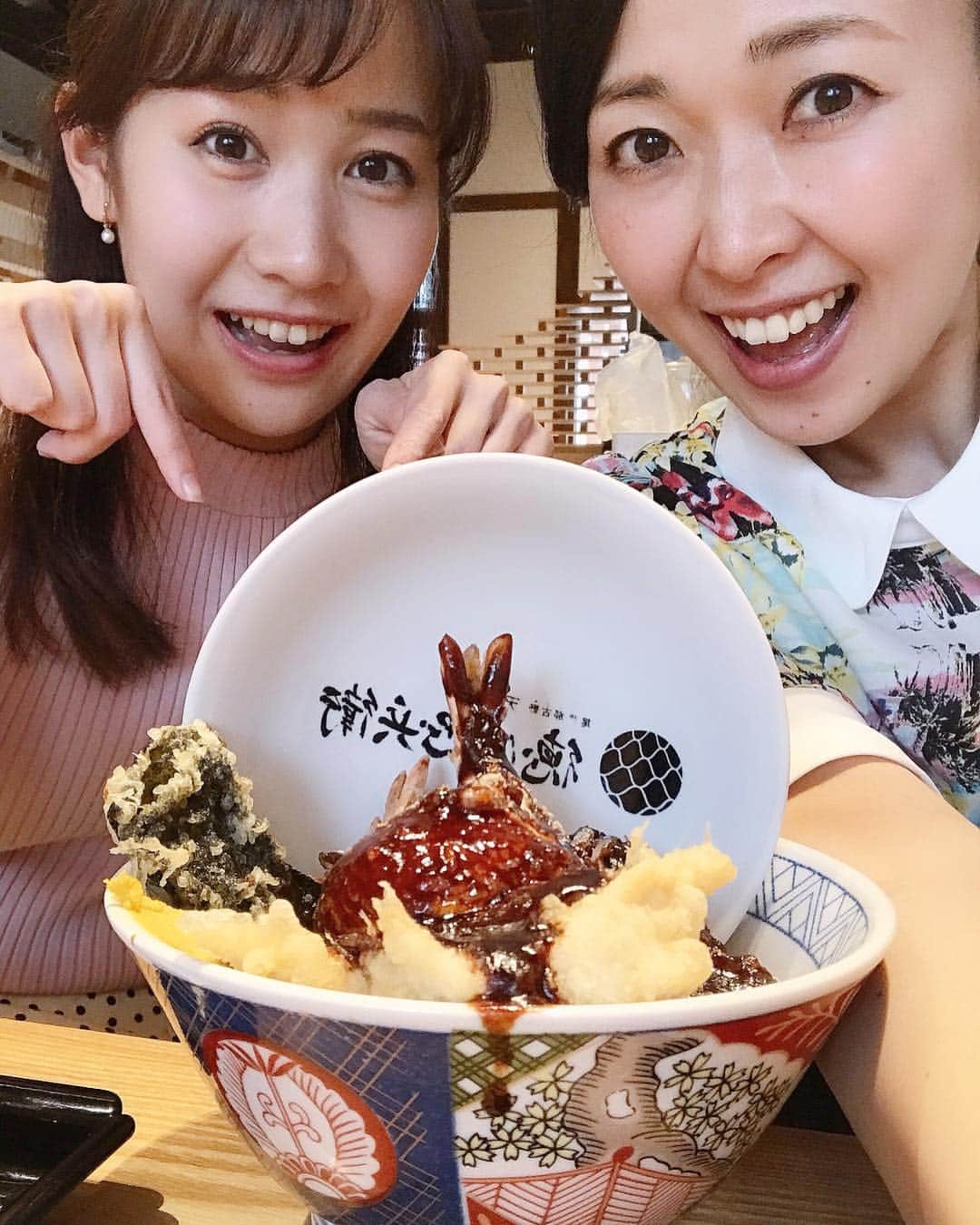 のインスタグラム：「ランチは味噌ダレのかかった天丼を食べました😌昔はソース派でしたが、今はすっかり甘辛い味噌ダレの虜です(^^) #徳川忠兵衛 #金シャチ横丁 #名古屋城 #名古屋観光 #味噌ダレ #天丼 #名古屋ランチ」