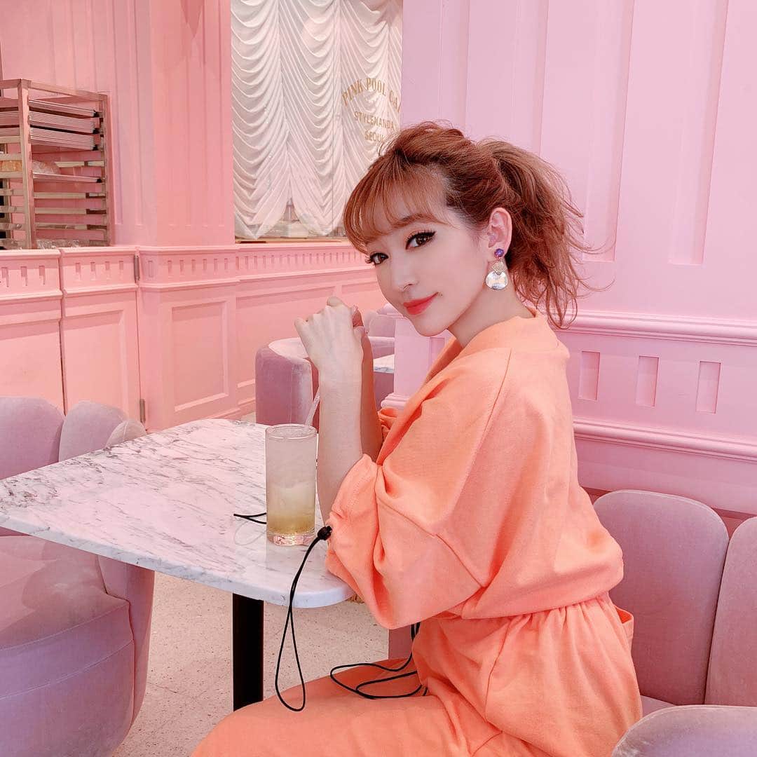 のインスタグラム：「今日発売の大人気オレンジセットアップ🍊✨✨✨ ・ @bloomin_official 🧡 これ動きやすいしめっちゃ可愛いのだ😆✨ ・ イヤリングは @mana_eia 🧡 ・ ここは韓国のホンデにある PINK POOL CAFE🧡🧡🧡 お店の中が全部ピンクでプールもあって、めっちゃ可愛いのでホンデに行った人は是非おすすめ〜✨ ・ ・ #fashion#bloomin#韓国#ホンデ#pinkpoolcafe #korea#pink#makeup #hairstyle #orange #setup」