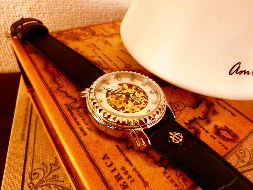広村美つ美さんのインスタグラム写真 - (広村美つ美Instagram)「. LOBOR様からPREMIER STAUNTONの腕時計をいただきました😌⌚️ どんなスタイルにも合わせやすそうで使うのが楽しみです🙆💞 . #ロバー #時計 #腕時計 #lobor  @loborjapan . クーポンコードで10%割引になるそうです😌✨↓ 【mitsumi_hayashi】」3月27日 20時20分 - mitsumi_hayashi