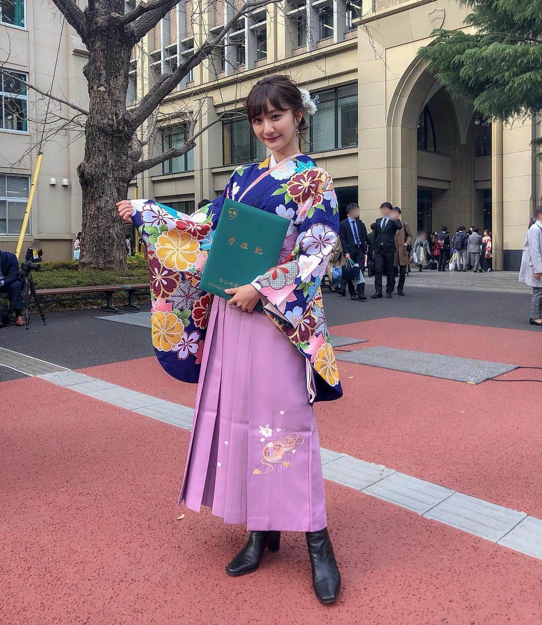 大江穂乃佳のインスタグラム：「. 青とピンクの組み合わせがお気に入り♡ 素敵な袴を着させてくれてありがとうの気持ち😌🌈」