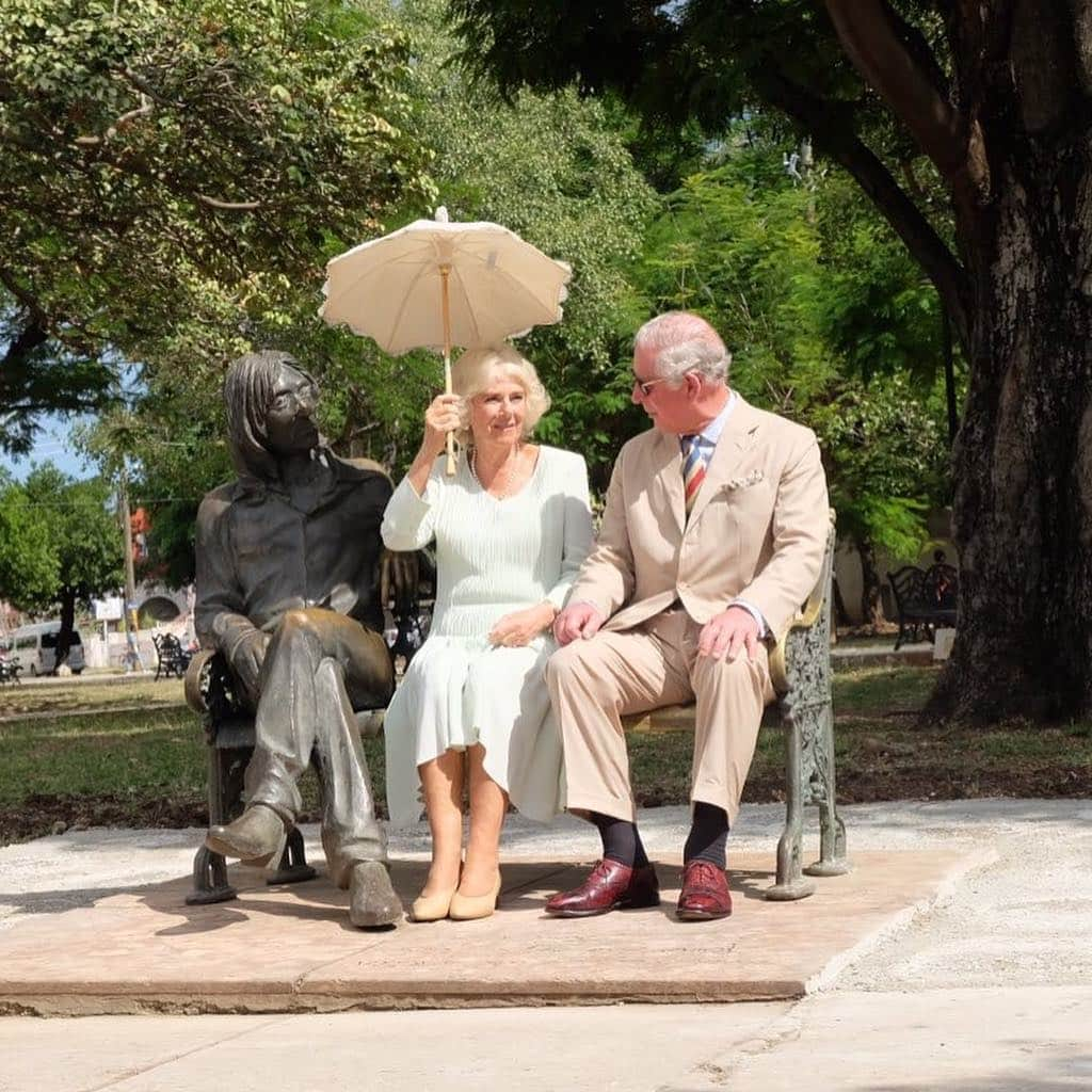 ロイヤル・ファミリーさんのインスタグラム写真 - (ロイヤル・ファミリーInstagram)「The Prince of Wales and The Duchess of Cornwall are continuing the #RoyalVisitCuba and have spent the past few days attending engagements in Havana. Their Royal Highnesses had a tour of Old Havana, in the 500th anniversary year of the city, watched performances at the Acosta Danza dance school and joined the President of Cuba for an official welcome dinner at the Palacio de la Revolucion.  TRH also attended a British classic cars and motorbikes event, visited the John Lennon Square in a classic 1953 MG TD and met Havana residents and British expats. The Prince of Wales and The Duchess of Cornwall also saw a Cuban dance performance at the iconic Grand Theatre Alicia Alonso, visited an organic farm and The Duchess joined a discussion with the Federation of Cuban Women to hear about issues with domestic violence. Find out more about the #RoyalVisitCuba @clarencehouse」3月27日 20時20分 - theroyalfamily