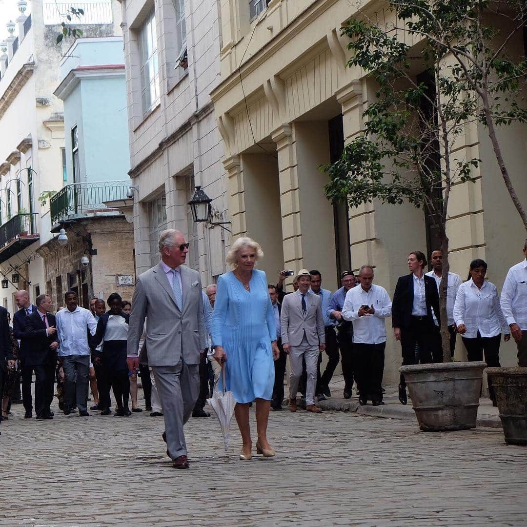 ロイヤル・ファミリーさんのインスタグラム写真 - (ロイヤル・ファミリーInstagram)「The Prince of Wales and The Duchess of Cornwall are continuing the #RoyalVisitCuba and have spent the past few days attending engagements in Havana. Their Royal Highnesses had a tour of Old Havana, in the 500th anniversary year of the city, watched performances at the Acosta Danza dance school and joined the President of Cuba for an official welcome dinner at the Palacio de la Revolucion.  TRH also attended a British classic cars and motorbikes event, visited the John Lennon Square in a classic 1953 MG TD and met Havana residents and British expats. The Prince of Wales and The Duchess of Cornwall also saw a Cuban dance performance at the iconic Grand Theatre Alicia Alonso, visited an organic farm and The Duchess joined a discussion with the Federation of Cuban Women to hear about issues with domestic violence. Find out more about the #RoyalVisitCuba @clarencehouse」3月27日 20時20分 - theroyalfamily