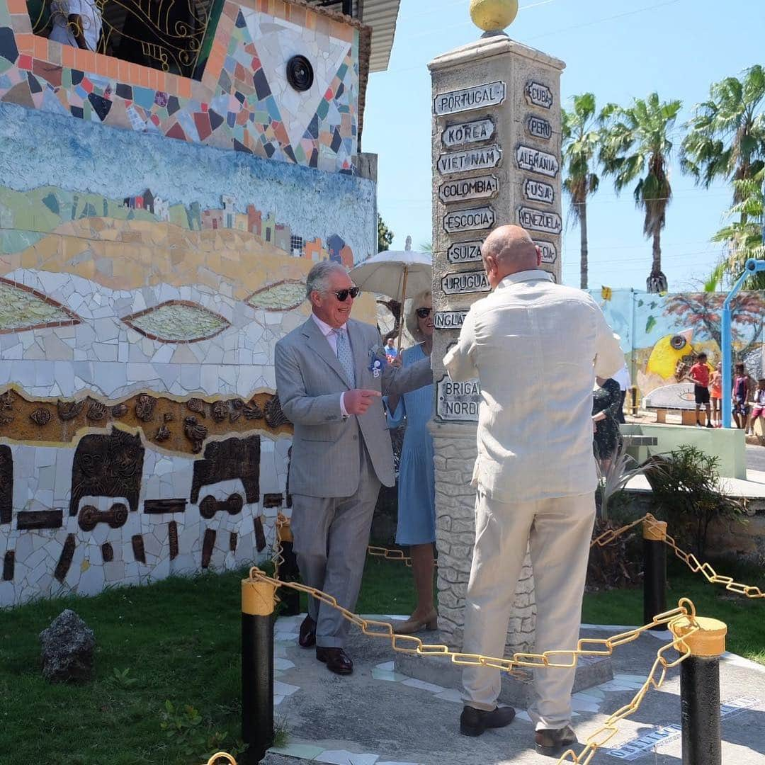 ロイヤル・ファミリーさんのインスタグラム写真 - (ロイヤル・ファミリーInstagram)「The Prince of Wales and The Duchess of Cornwall are continuing the #RoyalVisitCuba and have spent the past few days attending engagements in Havana. Their Royal Highnesses had a tour of Old Havana, in the 500th anniversary year of the city, watched performances at the Acosta Danza dance school and joined the President of Cuba for an official welcome dinner at the Palacio de la Revolucion.  TRH also attended a British classic cars and motorbikes event, visited the John Lennon Square in a classic 1953 MG TD and met Havana residents and British expats. The Prince of Wales and The Duchess of Cornwall also saw a Cuban dance performance at the iconic Grand Theatre Alicia Alonso, visited an organic farm and The Duchess joined a discussion with the Federation of Cuban Women to hear about issues with domestic violence. Find out more about the #RoyalVisitCuba @clarencehouse」3月27日 20時20分 - theroyalfamily