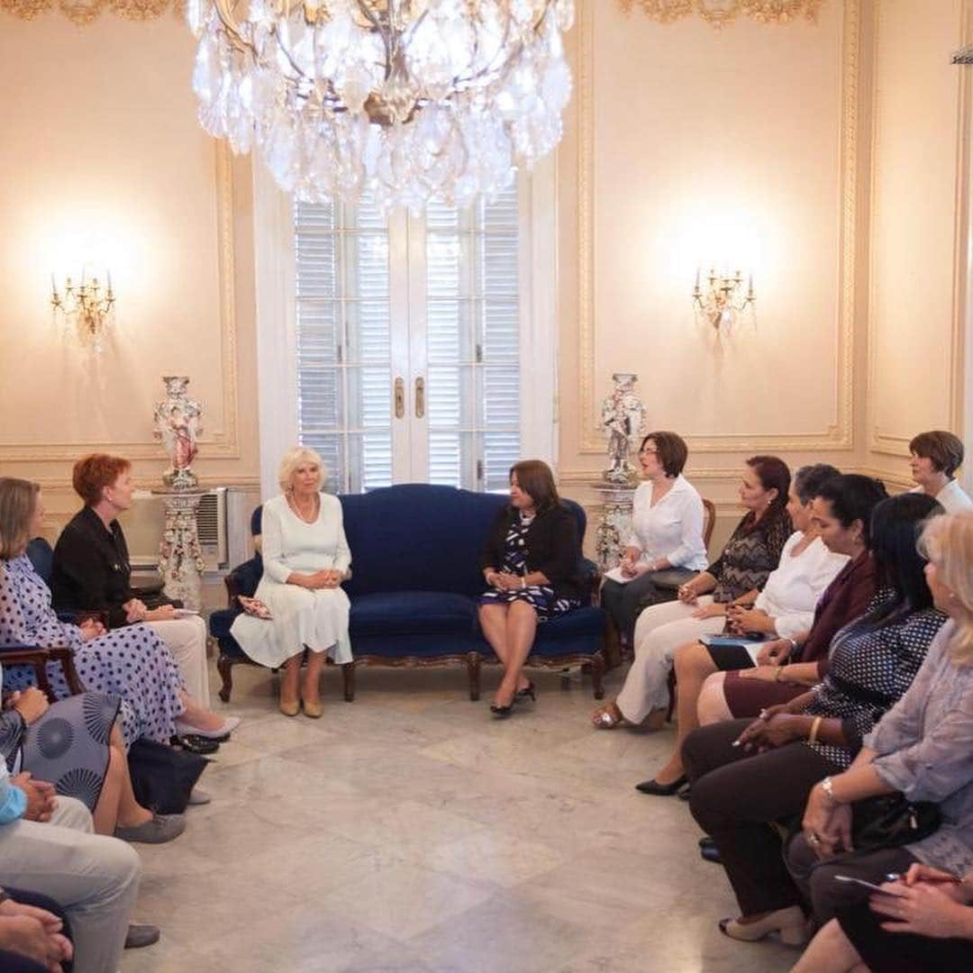 ロイヤル・ファミリーさんのインスタグラム写真 - (ロイヤル・ファミリーInstagram)「The Prince of Wales and The Duchess of Cornwall are continuing the #RoyalVisitCuba and have spent the past few days attending engagements in Havana. Their Royal Highnesses had a tour of Old Havana, in the 500th anniversary year of the city, watched performances at the Acosta Danza dance school and joined the President of Cuba for an official welcome dinner at the Palacio de la Revolucion.  TRH also attended a British classic cars and motorbikes event, visited the John Lennon Square in a classic 1953 MG TD and met Havana residents and British expats. The Prince of Wales and The Duchess of Cornwall also saw a Cuban dance performance at the iconic Grand Theatre Alicia Alonso, visited an organic farm and The Duchess joined a discussion with the Federation of Cuban Women to hear about issues with domestic violence. Find out more about the #RoyalVisitCuba @clarencehouse」3月27日 20時20分 - theroyalfamily