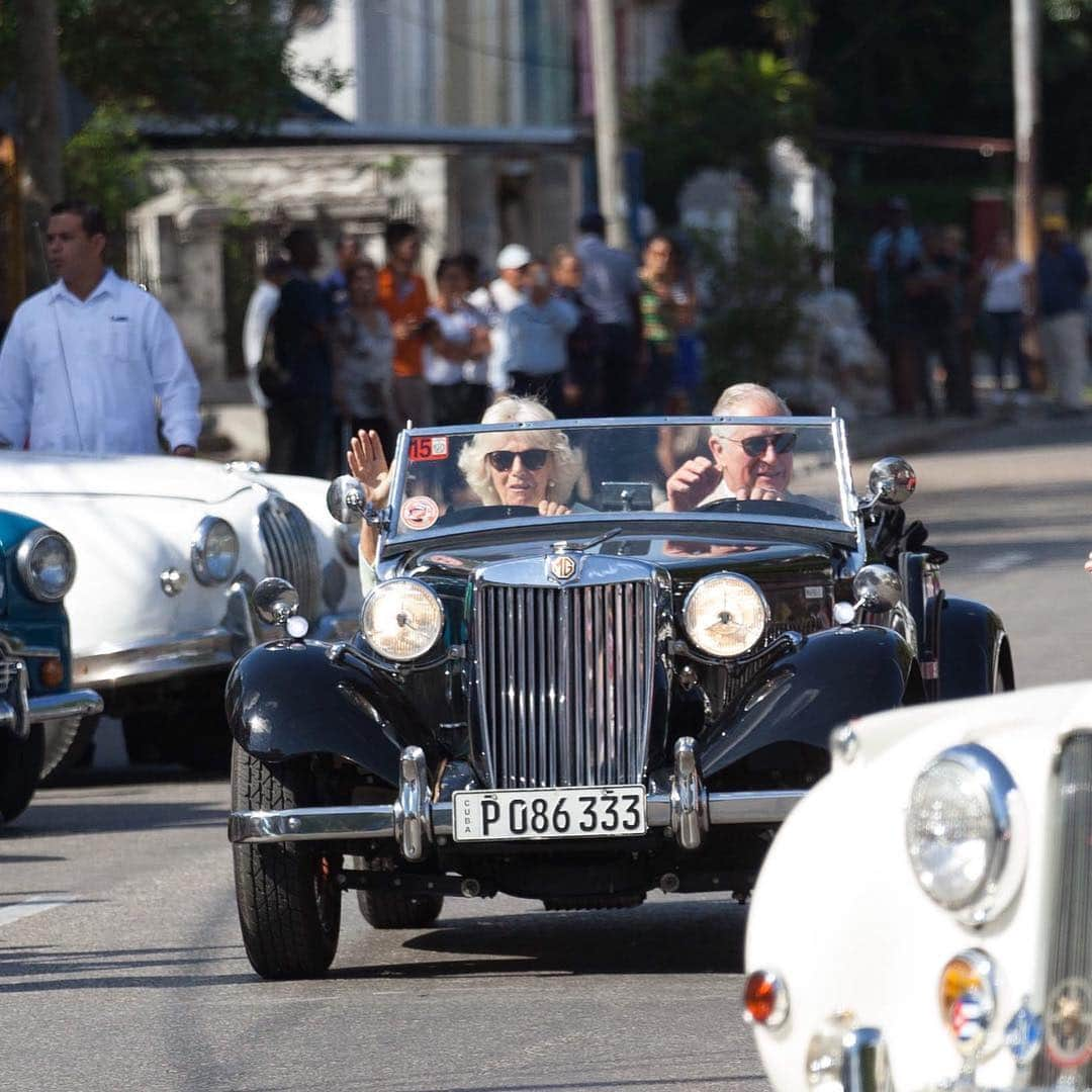 ロイヤル・ファミリーさんのインスタグラム写真 - (ロイヤル・ファミリーInstagram)「The Prince of Wales and The Duchess of Cornwall are continuing the #RoyalVisitCuba and have spent the past few days attending engagements in Havana. Their Royal Highnesses had a tour of Old Havana, in the 500th anniversary year of the city, watched performances at the Acosta Danza dance school and joined the President of Cuba for an official welcome dinner at the Palacio de la Revolucion.  TRH also attended a British classic cars and motorbikes event, visited the John Lennon Square in a classic 1953 MG TD and met Havana residents and British expats. The Prince of Wales and The Duchess of Cornwall also saw a Cuban dance performance at the iconic Grand Theatre Alicia Alonso, visited an organic farm and The Duchess joined a discussion with the Federation of Cuban Women to hear about issues with domestic violence. Find out more about the #RoyalVisitCuba @clarencehouse」3月27日 20時20分 - theroyalfamily