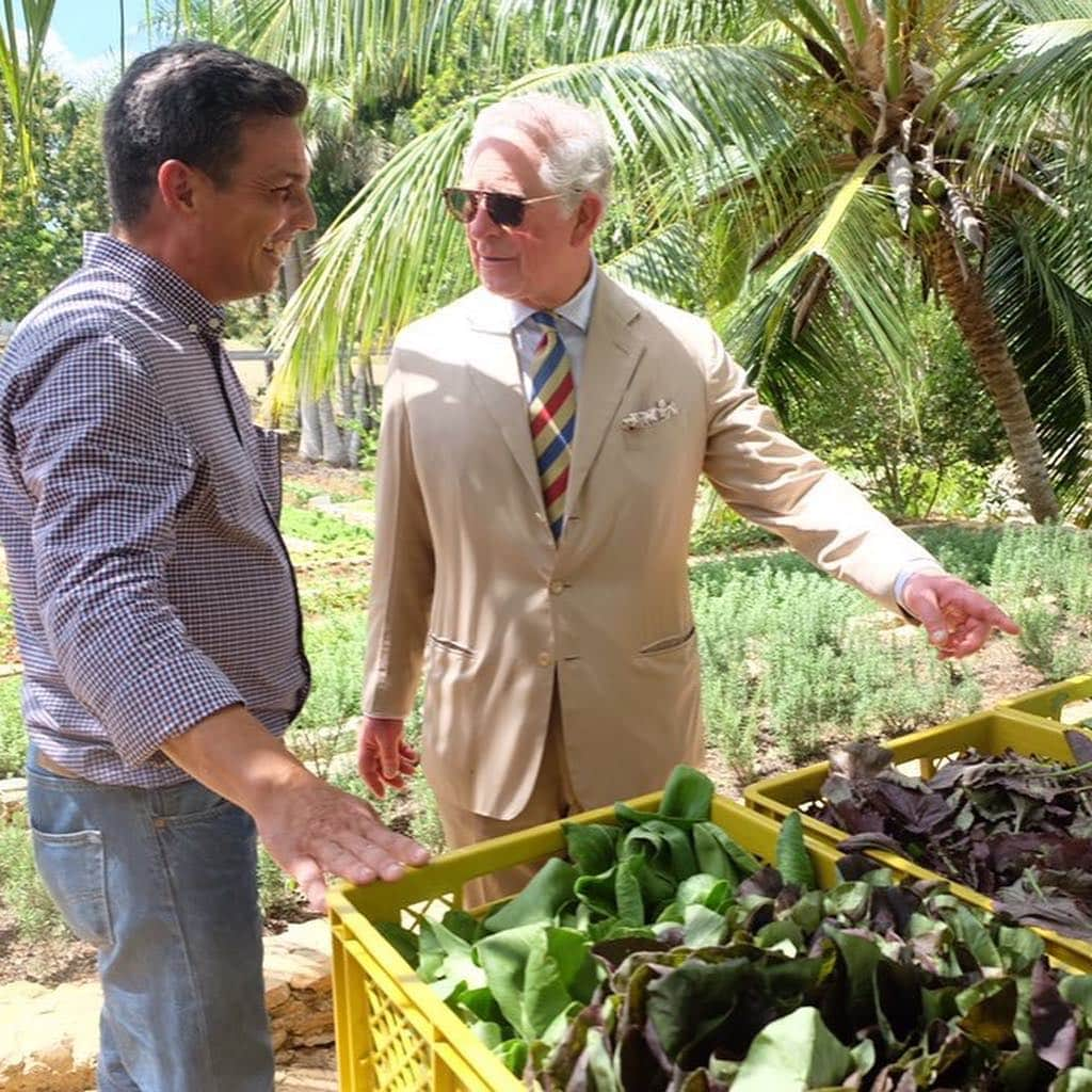 ロイヤル・ファミリーさんのインスタグラム写真 - (ロイヤル・ファミリーInstagram)「The Prince of Wales and The Duchess of Cornwall are continuing the #RoyalVisitCuba and have spent the past few days attending engagements in Havana. Their Royal Highnesses had a tour of Old Havana, in the 500th anniversary year of the city, watched performances at the Acosta Danza dance school and joined the President of Cuba for an official welcome dinner at the Palacio de la Revolucion.  TRH also attended a British classic cars and motorbikes event, visited the John Lennon Square in a classic 1953 MG TD and met Havana residents and British expats. The Prince of Wales and The Duchess of Cornwall also saw a Cuban dance performance at the iconic Grand Theatre Alicia Alonso, visited an organic farm and The Duchess joined a discussion with the Federation of Cuban Women to hear about issues with domestic violence. Find out more about the #RoyalVisitCuba @clarencehouse」3月27日 20時20分 - theroyalfamily