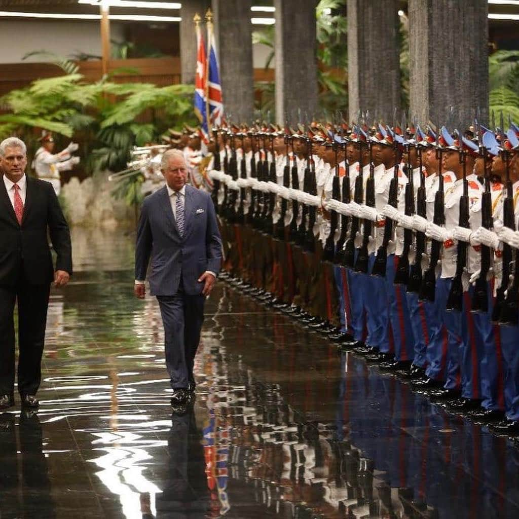 ロイヤル・ファミリーさんのインスタグラム写真 - (ロイヤル・ファミリーInstagram)「The Prince of Wales and The Duchess of Cornwall are continuing the #RoyalVisitCuba and have spent the past few days attending engagements in Havana. Their Royal Highnesses had a tour of Old Havana, in the 500th anniversary year of the city, watched performances at the Acosta Danza dance school and joined the President of Cuba for an official welcome dinner at the Palacio de la Revolucion.  TRH also attended a British classic cars and motorbikes event, visited the John Lennon Square in a classic 1953 MG TD and met Havana residents and British expats. The Prince of Wales and The Duchess of Cornwall also saw a Cuban dance performance at the iconic Grand Theatre Alicia Alonso, visited an organic farm and The Duchess joined a discussion with the Federation of Cuban Women to hear about issues with domestic violence. Find out more about the #RoyalVisitCuba @clarencehouse」3月27日 20時20分 - theroyalfamily