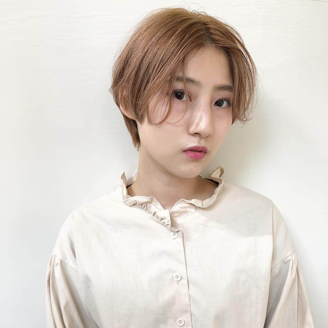 福元雄一郎さんのインスタグラム写真 - (福元雄一郎Instagram)「. ショートに切ってもらうために前髪伸ばしました。って😌 そんなお客様が最近多くて嬉しい🌸 . #ショートは福元まで salon @switch_hair ———————————————————————— ◇ショートに切りたいけどなかなか勇気が出ない。。。 ◇似合うショートを見つけてほしい。 ◇小顔に見せたい。 ◇髪質も骨格もカバーしてほしい。 そんな方は福元まで🙆🏻‍♂️ ———————————————————————— 髪質、骨格を見極めて、 一人一人にあわせた オーダーメイドカットお任せください✂︎ ———————————————————————— #イロンナカタチ ◇ご予約はDMでも承っております🙆‍♂️ . . . #switchhairFUKUOKA #switch  #switchhair  #福岡美容室  #大名美容室  #天神美容室 #ショートヘア #福岡ショート #福岡ショートヘア #ショート#ショートカット#ショートボブ#ショートヘアー#似合わせカット#前髪#前髪カット#ヘアスタイル#ヘアカタログ#小顔カット#グレージュ#ハイライト#ハンサムショート #似合わせカット」3月27日 20時21分 - yuichiro0522