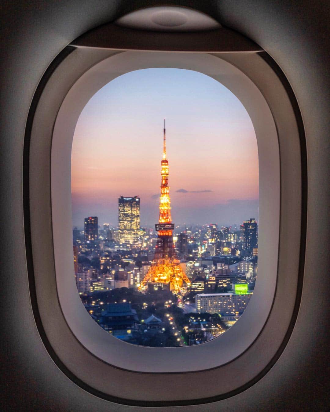 樂さんのインスタグラム写真 - (樂Instagram)「Tokyo Tower 🇯🇵🗼 這次來日本前就已經列好必拍清單，完成人生第一張飛機窗戶照，真的太喜歡了✈️ #今天開始日本系列🤤」3月27日 20時21分 - ygt1016