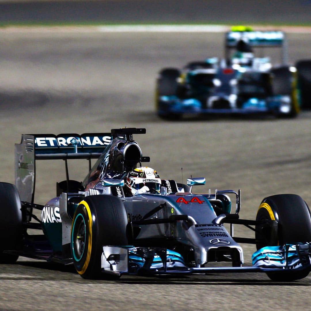MERCEDES AMG PETRONASさんのインスタグラム写真 - (MERCEDES AMG PETRONASInstagram)「Feeling nostalgic… reflecting on the best #BahrainGP of them all!  The Duel in the Desert! 👊 • • • #F1 #Formula1 #Mercedes #MercedesAMGF1 #PETRONASmotorsports」3月27日 20時22分 - mercedesamgf1
