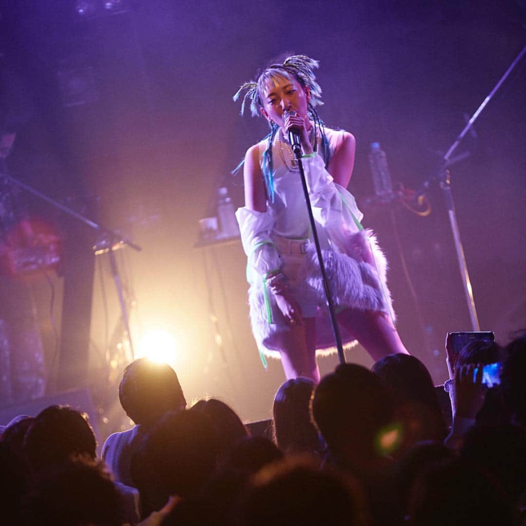 あっこさんのインスタグラム写真 - (あっこInstagram)「GRRRLISM ONE MAN TOUR FINALありがとうございました🦍🦍🦍自分の奥と向き合えば向き合うほど皆との距離が縮まる音楽の不思議を体感したライブだった…でも感情ジェットコースターがハンパなくてMCとっちらかりまくっちゃった🤦‍♀️ 革命は時間がかかるけど火種はこれからも着々と広げて必ず起こすよ最低な時も余裕で💘沢山パワーくれて本当にありがとうまじラブ #GRRRLISM」3月27日 20時22分 - akkogorilla