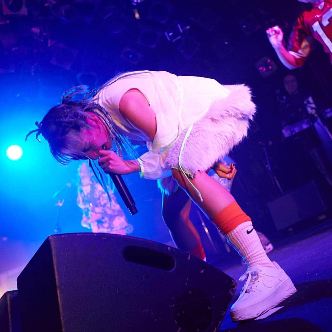 あっこさんのインスタグラム写真 - (あっこInstagram)「GRRRLISM ONE MAN TOUR FINALありがとうございました🦍🦍🦍自分の奥と向き合えば向き合うほど皆との距離が縮まる音楽の不思議を体感したライブだった…でも感情ジェットコースターがハンパなくてMCとっちらかりまくっちゃった🤦‍♀️ 革命は時間がかかるけど火種はこれからも着々と広げて必ず起こすよ最低な時も余裕で💘沢山パワーくれて本当にありがとうまじラブ #GRRRLISM」3月27日 20時22分 - akkogorilla