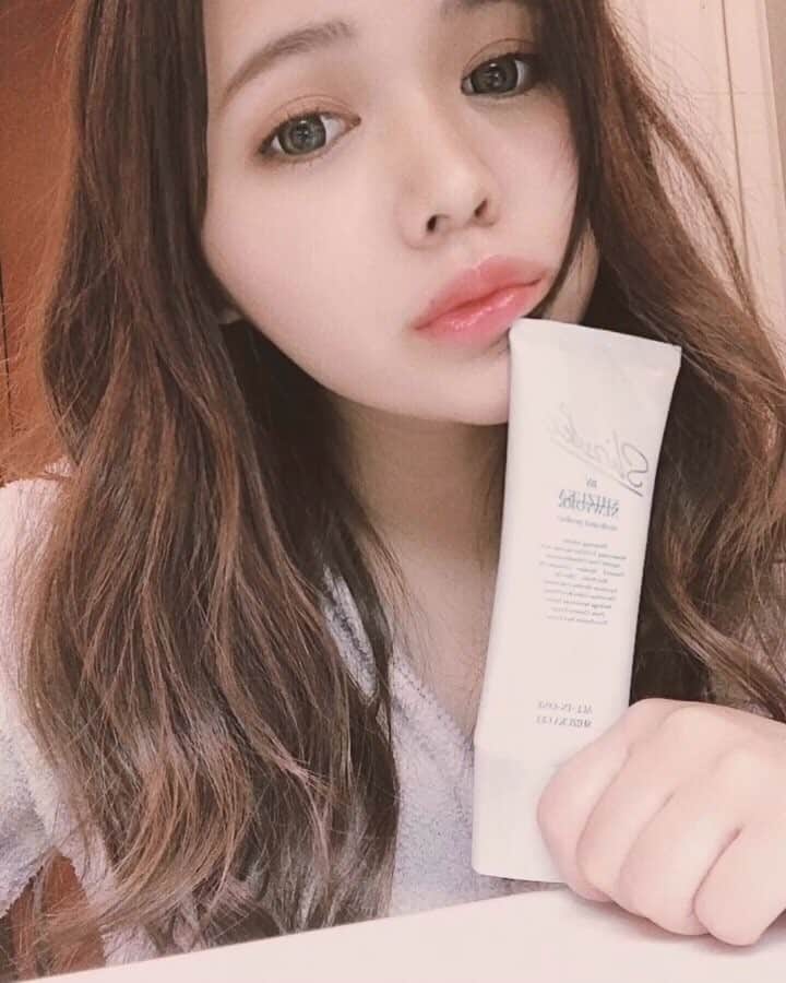 のインスタグラム：「ㅤㅤㅤㅤㅤㅤㅤㅤㅤㅤ ㅤㅤㅤㅤㅤㅤㅤㅤㅤㅤ 今年は美白でいきたいな…❤︎❤︎❤︎ 色白肌に憧れる今日この頃のスキンケア動画👏 ㅤㅤㅤㅤㅤㅤㅤㅤㅤㅤ 美白有効成分アルブチンとビタミンC誘導体 たっぷり入ってるそうで期待💯❤️ オールインワンなのも助かる🤤！ ㅤㅤㅤㅤㅤㅤㅤㅤㅤㅤㅤㅤㅤㅤㅤㅤㅤㅤㅤㅤ @shizuka_by_shizuka_ny #シズカゲル#シズカニューヨーク#ヨクバリ美白#オールインワンゲル」