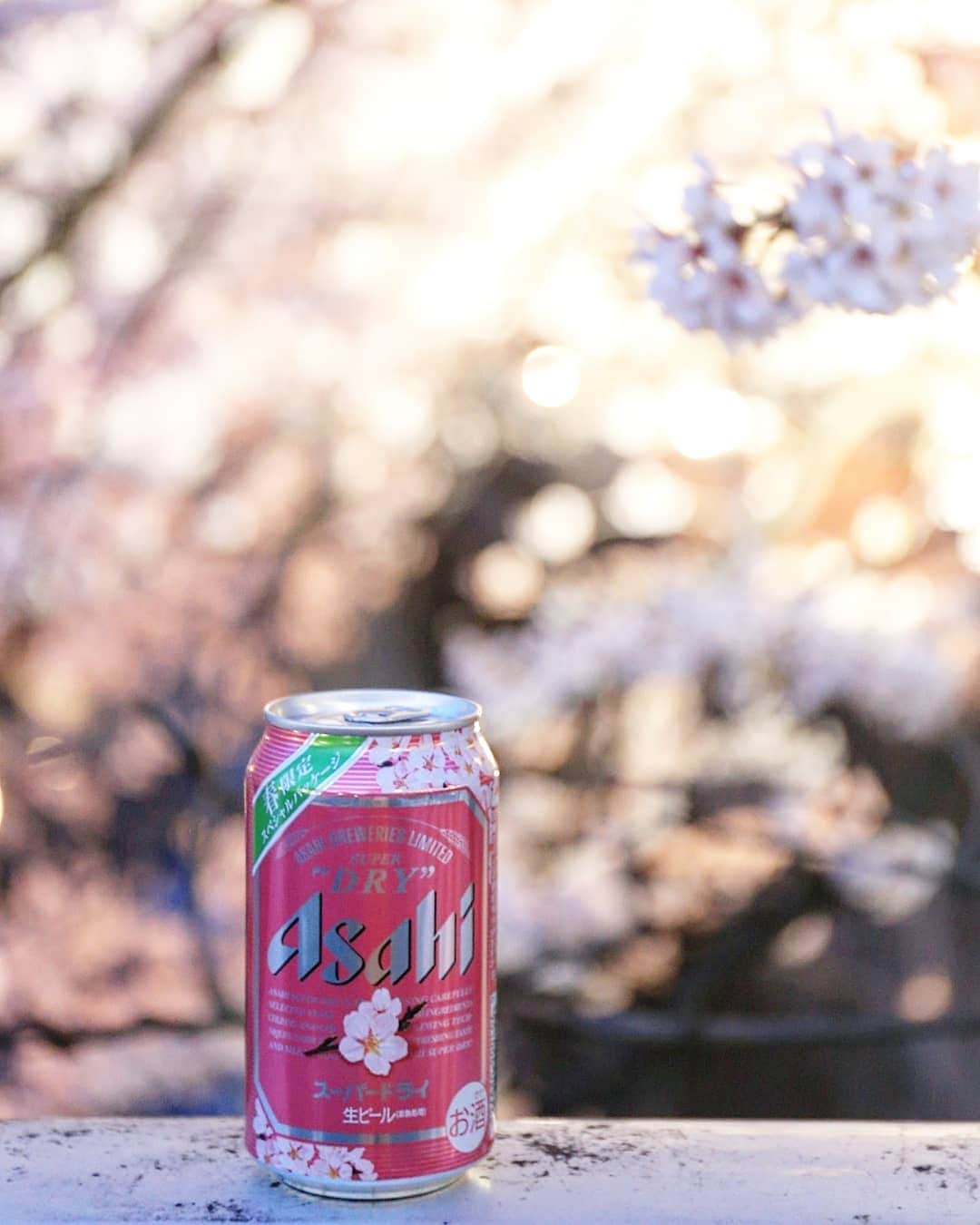 く～さんのインスタグラム写真 - (く～Instagram)「こんばんは🌸  桜の開花からそろそろ1週間。今日はお天気も良いし、仕事帰りにビール片手にお花見しました。  毎年訪れるこの桜並木。ちらほら宴会も見られましたが、そんなに人も多くないから落ち着いて見ることができます。  コンビニでビール買って写真撮影📷スーパードライの桜バージョンと共に。  土曜日は☔予報ですが…予報が外れないかなぁ～。てるてる坊主つくっちゃおうかなぁ😀 #桜前線2019 #はなまっぷ #桜 #東京花見スポット #ソメイヨシノ #夜桜 #花見#東中野 #神田川桜並木 #ビール #アサヒスーパードライ #アサヒビール #ビールクズ #酒好きな人と繋がりたい #ビール好き #飲酒タグラム #ビール好き #ビール女子 #ビールおばさん #beer #cherryblossom #igersjp #tokyocameraclub #tokyo #flower」3月27日 20時29分 - cafecafecoo
