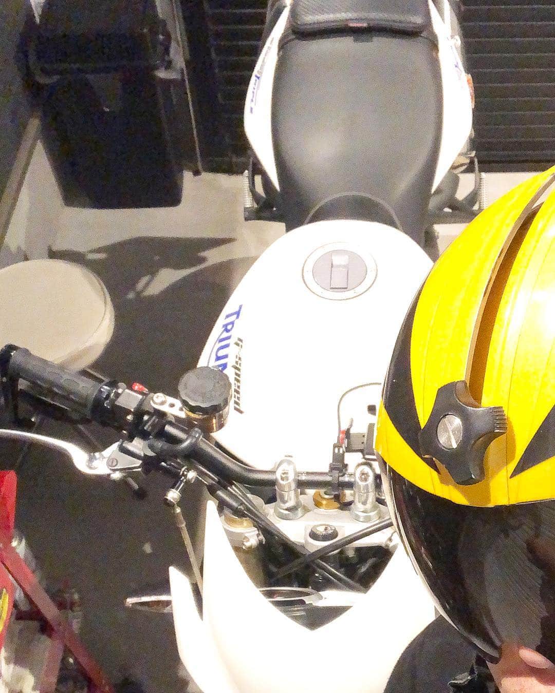 KIYOさんのインスタグラム写真 - (KIYOInstagram)「#トライアンフ #ストリートトリプル #スピードトリプル #675 #triumphmotorcycles #triumphstreettriple #streettriple #streettriple675 #speedtriple #missioninpossible2 #stoneguard #ガレージライフ #garagelife #removebeforeflight #vf84 #flighthelmet #VF84jollyrogers  #macross #anime #manga #royfocker #robotech #avigeek」3月27日 20時37分 - kiriko009