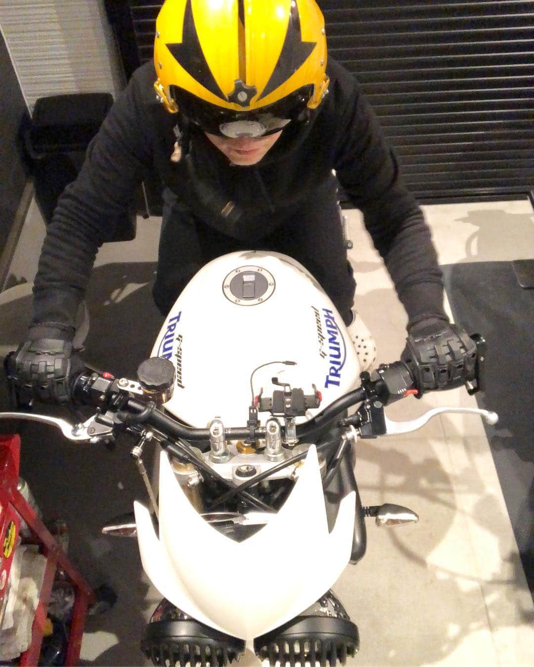 KIYOさんのインスタグラム写真 - (KIYOInstagram)「#トライアンフ #ストリートトリプル #スピードトリプル #675 #triumphmotorcycles #triumphstreettriple #streettriple #streettriple675 #speedtriple #missioninpossible2 #stoneguard #ガレージライフ #garagelife #removebeforeflight #vf84 #flighthelmet #VF84jollyrogers  #macross #anime #manga #royfocker #robotech #avigeek」3月27日 20時37分 - kiriko009