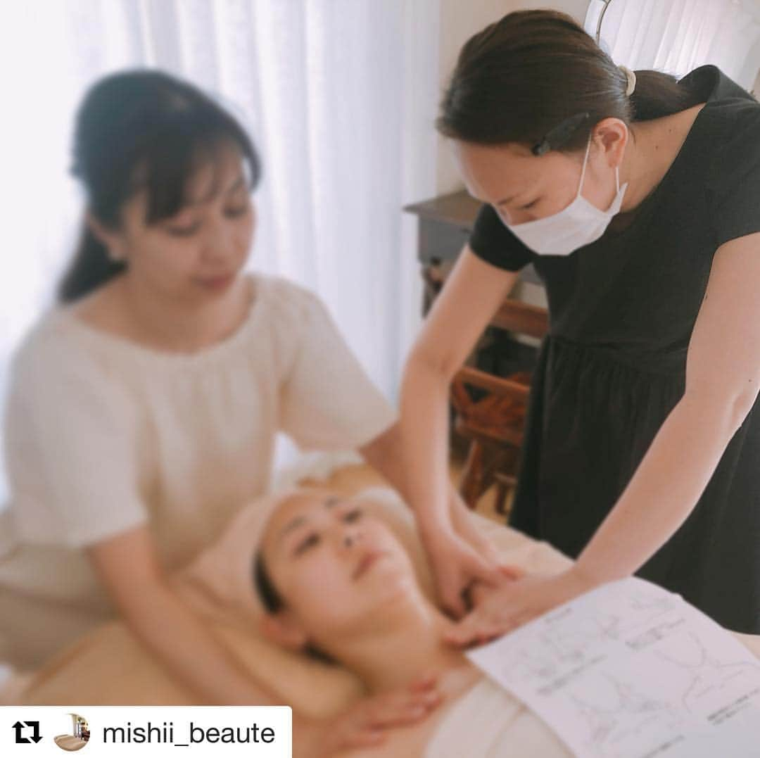 高橋ミカさんのインスタグラム写真 - (高橋ミカInstagram)「#Repost @mishii_beaute with @get_repost ・・・ 本日は、デコルテ・ネック、小顔マッサージの講習会でした✨ ご参加くださった皆様、ありがとうございました😊 遠方からお越しの生徒さんも多く、遠くからご参加頂きありがとうございました🙇🏻‍♀️✨ 最初は手首や指がなかなか思うように動かない😫とおっしゃっている方も、練習していくうちに、かなり上達されていたので、嬉しかったです😆 来週は、背中のマッサージクラスです💪 ご参加お待ちいたしております❤️ 詳しくはお問い合わせください！ ミッシィボーテ ☎︎03-3400-0812 公式LINE ID→@ mishii  #高橋ミカ #エステ講習会 #ボディマッサージ #フェイシャルマッサージ #初心者大歓迎！ #経験者大歓迎！ #技術を増やしたい！！ #自分の体にマッサージしたい！！ #どなたでもご参加頂けます！」3月27日 20時39分 - mikatakahashi1971