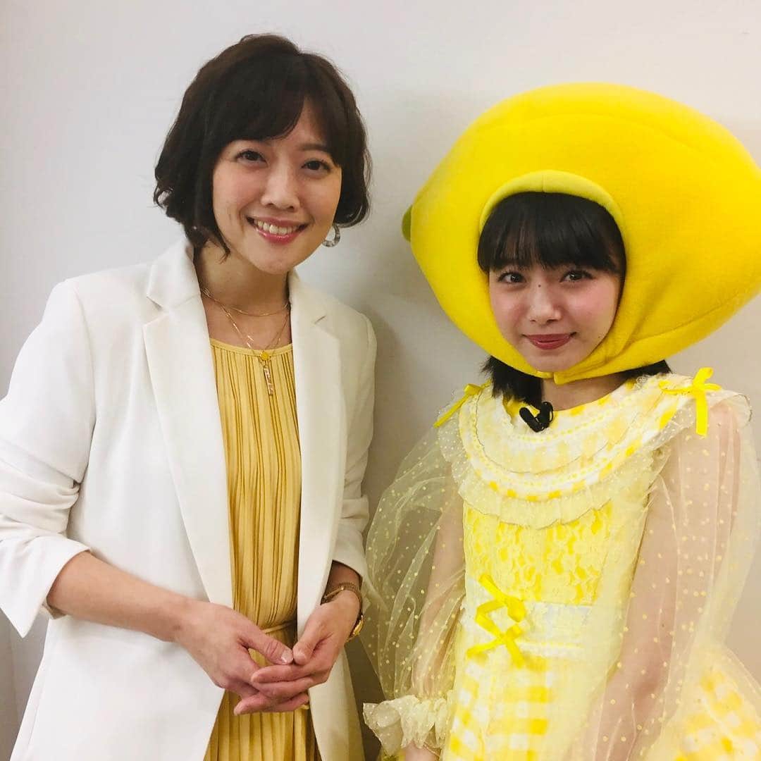 のインスタグラム：「記者発表の後、ニコニコ生放送でサッポロ レモン・ザ・ライトのクイズ番組のお仕事があり、楽屋が一緒だった市川美織さんと記念撮影できました。可愛すぎる！守りたくなる！娘に欲しい💕あ、すみません、心の声が溢れてしまいます💦  番組は、ますだおかだの岡田さんが司会で、私はアシスタント。解説にサッポロの野並さん、パネラーにオジンオズボーンさん、レモンザムライさん、ストロングおじさん、市川美織さんがいました。岡田さん、オジオズさんばっちり盛り上げてくれました。流石でした。ありがとうございました。 #市川美織 さん #海保知里 #ニコニコ生放送」