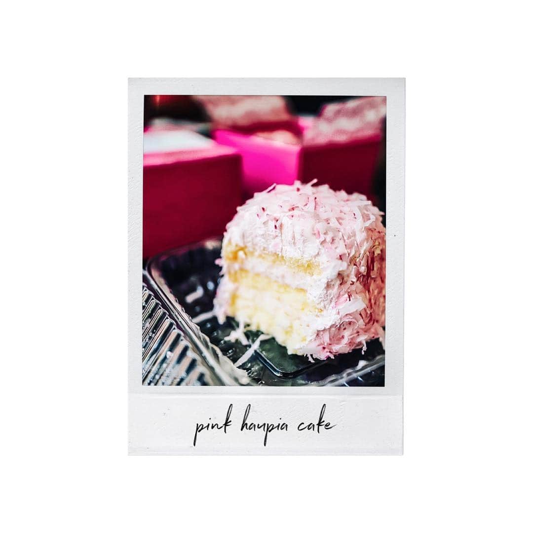 のインスタグラム：「🍴 ついつい‥ ピンクハウピアケーキ♡ うきゃ♡ ‥‥‥‥‥‥‥‥‥‥‥‥‥‥‥‥‥‥‥‥‥‥‥‥‥‥‥‥‥‥‥‥‥‥‥ #onthetable#onthetableproject#handsinframe#cupsinframe#foodandflatlay#flatlay#livethelittlethings#cups_are_love#still_life_gallery#livethelittlethings#handsinframe#beautifulcuisines#foodinhands#instafood#vscofood#ourfoodstories#tabijyomap_hawaii#hawaiicafe#hawaiianfood#yukicoinhawall#haupia#ハウピア#ピンクハウピアケーキ#ハワイスイーツ#ハワイカフェ巡り#ハワイカフェ#旅muse#ジェットスターアンバサダー#ジェットスター旅部」
