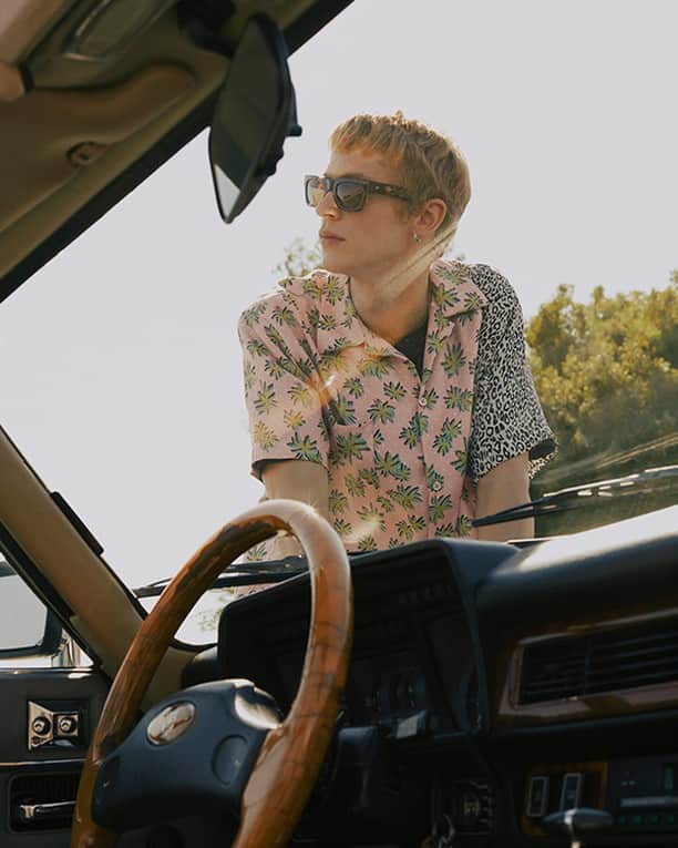 MR PORTERのインスタグラム：「It seems everything’s coming up roses this season. Floral prints come in all shapes and sizes for SS19, from big and bold at @amiri (this one here), @Gucci and @Prada to small and subtle courtesy of @Incotex, @Jacquemus and @Sandrohomme. We're here for it 🌸⁣ -⁣ Head to the link in bio to discover some of our flowery favourites. #MRPORTER #SS19」