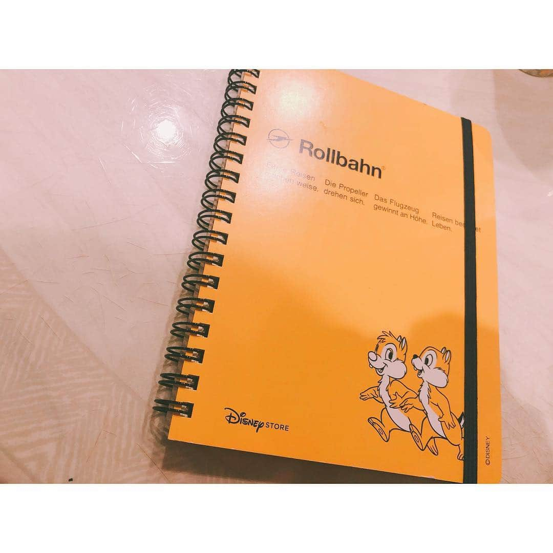 立石晴香さんのインスタグラム写真 - (立石晴香Instagram)「インスタにもたまには普段の私を📷 きちんとしてる日の写真が多いですが普段は髪もそのままにこういう感じの日の方が多いです☺️ . 完全にチップとデールが好きな子ですが、スヌーピーも大好きだし家はベイマックスもいっぱい。。最近メガネはバーバパパ。 . 全部好きだ。☺️ . #instagood #チップとデール #ニットコート ジュウオウメンバーからのプレゼント☺️💓」3月27日 20時59分 - haruka_tateishi