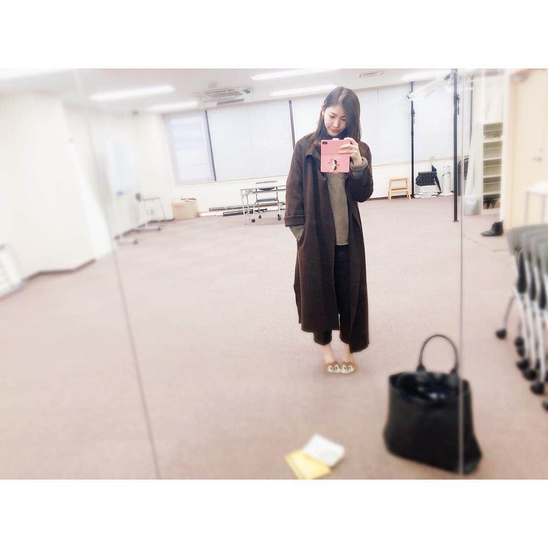 立石晴香さんのインスタグラム写真 - (立石晴香Instagram)「インスタにもたまには普段の私を📷 きちんとしてる日の写真が多いですが普段は髪もそのままにこういう感じの日の方が多いです☺️ . 完全にチップとデールが好きな子ですが、スヌーピーも大好きだし家はベイマックスもいっぱい。。最近メガネはバーバパパ。 . 全部好きだ。☺️ . #instagood #チップとデール #ニットコート ジュウオウメンバーからのプレゼント☺️💓」3月27日 20時59分 - haruka_tateishi