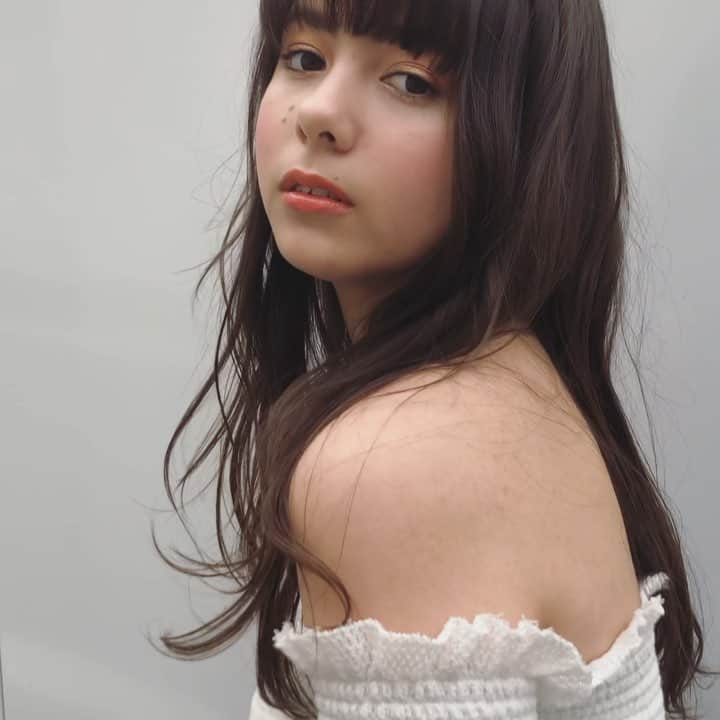 渡部幸也のインスタグラム：「昨日は朝から作品撮りをしました📸 前髪をぱっつんめにカットさせてもらって、ラフなロングスタイルにさせてもらいました✨ 本当にいつもながら、ご協力していただけるモデルさんに感謝しかないです😭🙇 そうそう、モデルさんのお母様にいただいたチョコレート🍫✨ とても美味しかったです😃 ご馳走さまでした&ありがとうございました✨✨✨ それでは今週も、ご予約お待ちしています🙇✂︎🙇 #ヘアスタイル #ヘア #髪型 #ヘアカタログ #ヘアセット #ヘアアレンジ #パーマ #カラー #ヘアカラー #hair #恵比寿美容院 #代官山美容室 #代官山美容院 #美容学生 #サロン #中目黒美容室 #中目黒美容院 #恵比寿美容室 #サロンモデル #lala__hair #ヘアメイク #メイク #中目黒 #代官山 #恵比寿 #渋谷 #ar_magazine #murua #emoda #snidel」