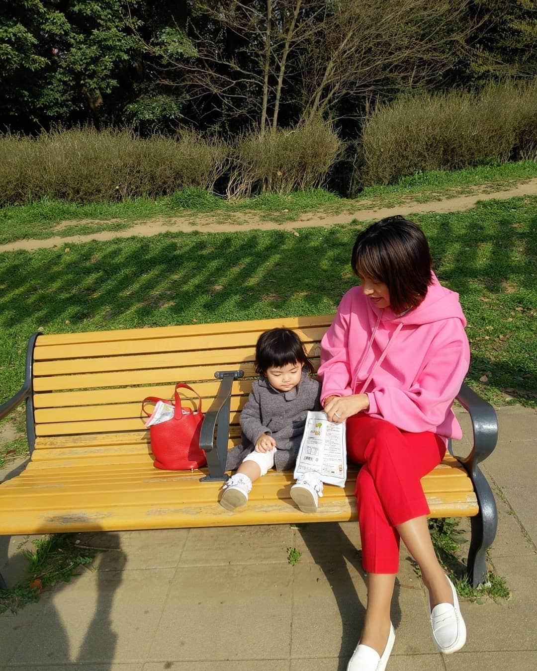 三喜本惠美さんのインスタグラム写真 - (三喜本惠美Instagram)「・ 今日は公園日和でした^_^ ばぁばと一緒に代々木公園へ！ #公園日和 #日向ぼっこ #女の子育児」3月27日 20時56分 - megumi_mikimoto