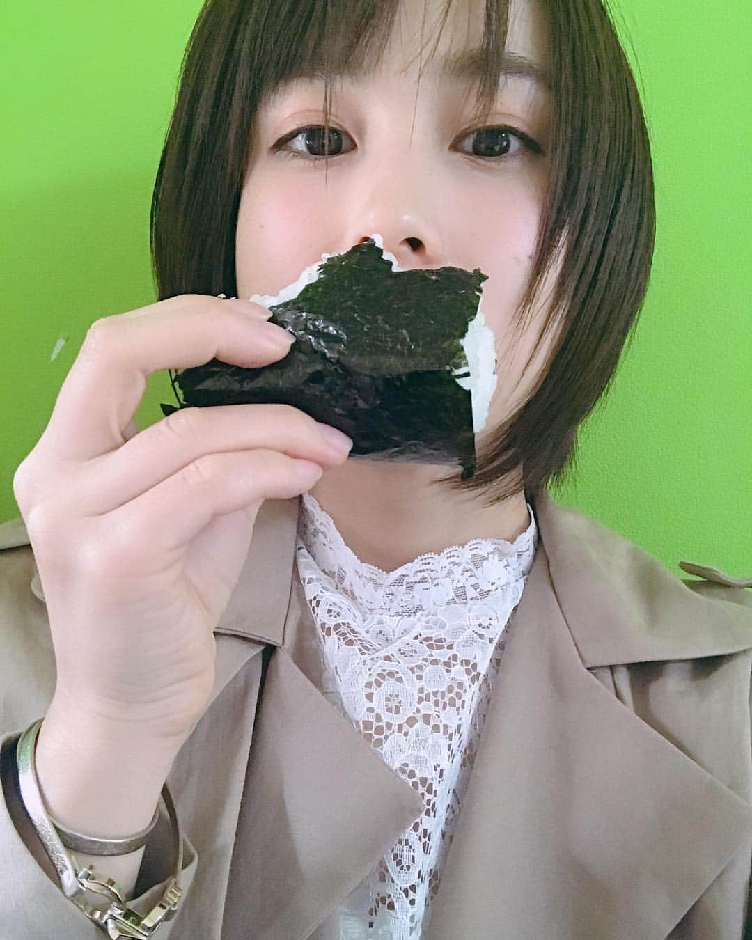 犬童美乃梨さんのインスタグラム写真 - (犬童美乃梨Instagram)「中身はなんでしょう🍙 . . #おにぎり #🍙」3月27日 20時57分 - minudo