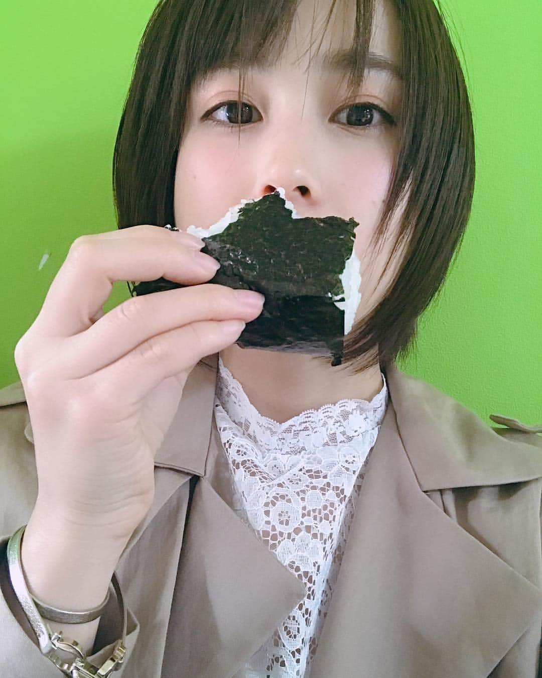 犬童美乃梨さんのインスタグラム写真 - (犬童美乃梨Instagram)「中身はなんでしょう🍙 . . #おにぎり #🍙」3月27日 20時57分 - minudo