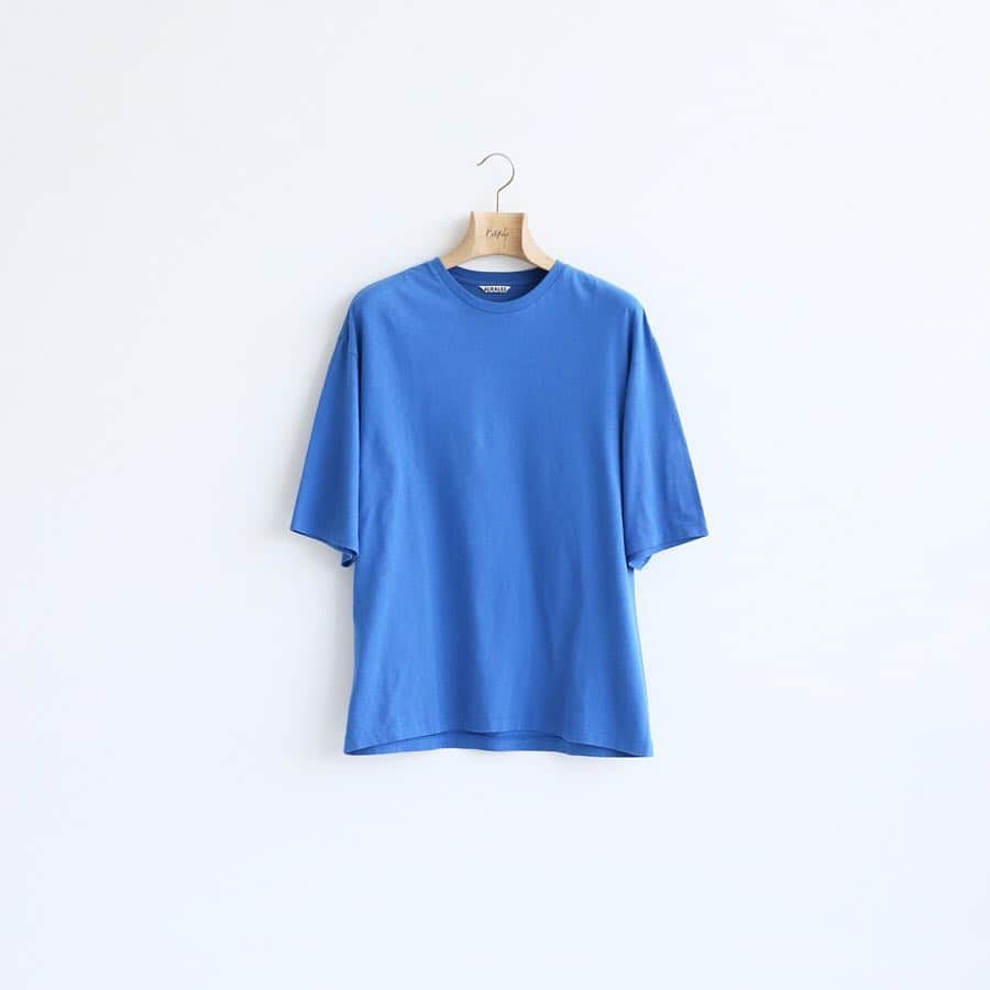 EDIFICEさんのインスタグラム写真 - (EDIFICEInstagram)「【4.1（mon）On sale】﻿ - AURALEE exclusive color - ﻿﻿﻿ ﻿ 原料から選定し、糸の撚り方や番手、絶妙な度目の編み立てまで、全てにこだわって一から作り込んだ丸胴天竺を使用。﻿ ﻿ 超長綿の中でも特に繊維長の長い綿を使用しており、柔らかく、ぬめりのある極上の肌触りを表現しています。﻿ ﻿ 身幅が広く、肩が落ちて、着丈が少し短めのリラックスした独特のシルエットが特徴の五分袖Tシャツです。﻿ ﻿ ＊EDIFICEだけの限定カラー別注となります。﻿ ﻿﻿﻿﻿ ﻿﻿﻿ ﻿﻿﻿ ﻿﻿﻿ Tee :【AURALEE】¥8,300+tax﻿﻿﻿﻿ ﻿﻿﻿﻿ ﻿﻿﻿﻿ ﻿﻿﻿﻿ ﻿ ﻿ ﻿﻿﻿ #edifice #auralee #menstee #exclusive #teeshirt #mensfashion #mensstyle #menswear #bigtee #bigsilhouette #menwithclass #menwithstyle #mensclassic #mensclothing #mensclothes #dapper #dapperman #dapperstyle #エディフィス #エディフィス別注 #オーラリー #2019ss」3月27日 20時58分 - edifice.jp