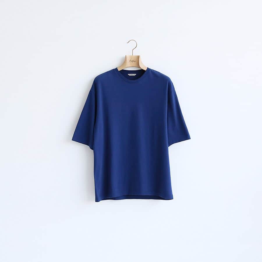 EDIFICEさんのインスタグラム写真 - (EDIFICEInstagram)「【4.1（mon）On sale】﻿ - AURALEE exclusive color - ﻿﻿﻿ ﻿ 原料から選定し、糸の撚り方や番手、絶妙な度目の編み立てまで、全てにこだわって一から作り込んだ丸胴天竺を使用。﻿ ﻿ 超長綿の中でも特に繊維長の長い綿を使用しており、柔らかく、ぬめりのある極上の肌触りを表現しています。﻿ ﻿ 身幅が広く、肩が落ちて、着丈が少し短めのリラックスした独特のシルエットが特徴の五分袖Tシャツです。﻿ ﻿ ＊EDIFICEだけの限定カラー別注となります。﻿ ﻿﻿﻿﻿ ﻿﻿﻿ ﻿﻿﻿ ﻿﻿﻿ Tee :【AURALEE】¥8,300+tax﻿﻿﻿﻿ ﻿﻿﻿﻿ ﻿﻿﻿﻿ ﻿﻿﻿﻿ ﻿ ﻿ ﻿﻿﻿ #edifice #auralee #menstee #exclusive #teeshirt #mensfashion #mensstyle #menswear #bigtee #bigsilhouette #menwithclass #menwithstyle #mensclassic #mensclothing #mensclothes #dapper #dapperman #dapperstyle #エディフィス #エディフィス別注 #オーラリー #2019ss」3月27日 20時58分 - edifice.jp
