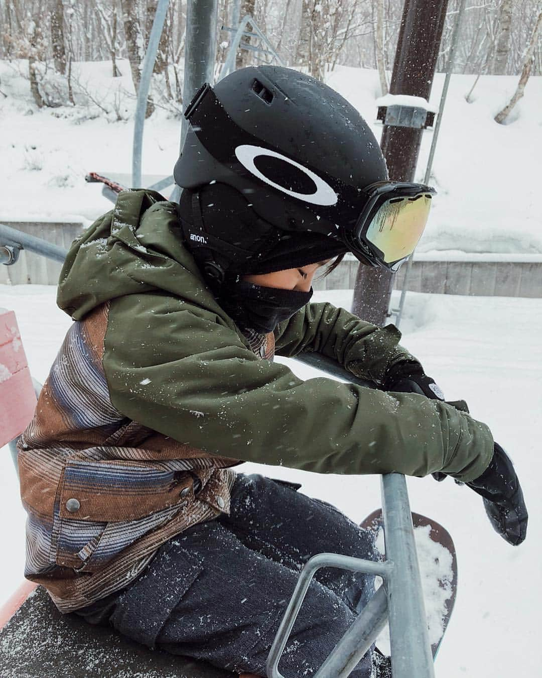 孫きょうさんのインスタグラム写真 - (孫きょうInstagram)「2年ぶりに私も一緒に🏂 &あんちゃん雪デビュー☃️ 久々リフトの隣に座れて喜ぶ母とクールな息子🙂笑 ※3枚目はやりたかった上手く見えるやらせ写真で、止まってる所に旦那が雪をかけて撮ってまーすw  去年ウェアから板とヴィンディングとブーツと全て一式新調したばっかりなのに、今年祖父母からBURTONニューモデルの板とブーツをプレゼントして貰っていた😭本人テンションあがりまくりです👦🏻🙏🏻 祖父母もスノボ大好きだから3世代で共通の趣味👍🏼❤️ほぼ一緒に行ってる！毎週5時起きで7時間運転してれお連れて行ってくれてる旦那もお疲れ様、ありがとう🥺  すぐサイズアウトする成長期だから来年はウェア新調かなぁ。ほんとボードは行くにもやるにもお金かかる😂💸 けど何より楽しそうにしているし、まだまだどこかを目指せる訳でもないレベルだけど、好きな事の1つとして生き生きとこれからも伸びてくれたらいいな❤️ . 天気予報は晴れだったのに山の上は雪が強くて、あんちゃん雪遊びは断念💦パウダースノーの新雪の上をペンギンのように真顔で歩いてた🐧🐧休憩所で1番の笑顔ね🤣❤️笑  #スノボ #スノボー #スノーボード #ボード #9歳 #小3 #snowboard #snowboarding #kidssnowboard #burton #burtonsnowboards #9yearsold」3月27日 21時07分 - sonkyou1013