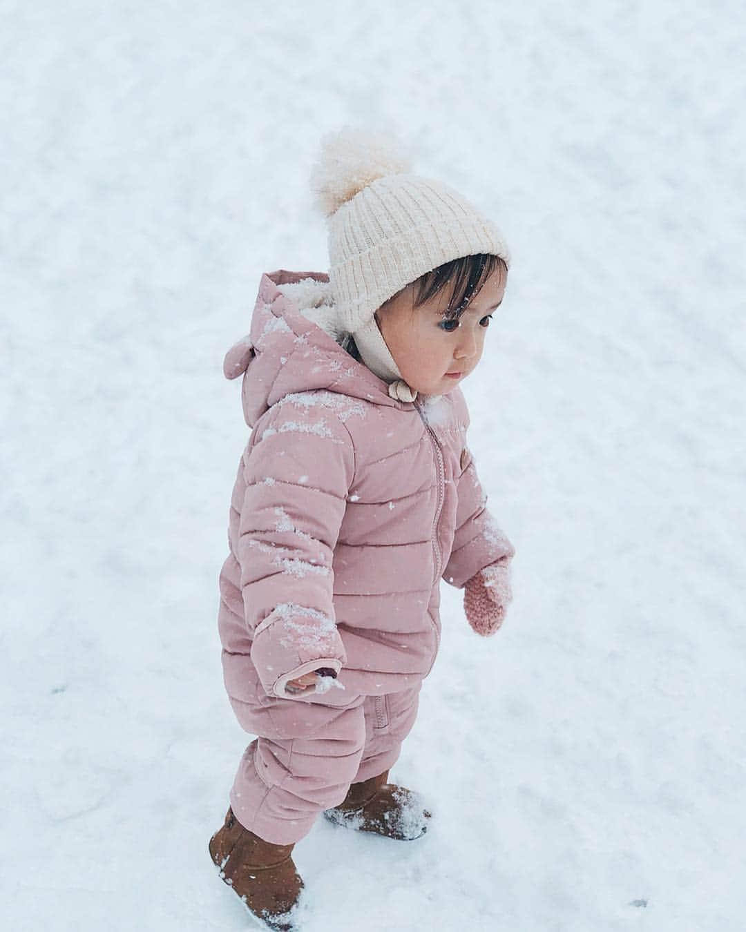 孫きょうさんのインスタグラム写真 - (孫きょうInstagram)「2年ぶりに私も一緒に🏂 &あんちゃん雪デビュー☃️ 久々リフトの隣に座れて喜ぶ母とクールな息子🙂笑 ※3枚目はやりたかった上手く見えるやらせ写真で、止まってる所に旦那が雪をかけて撮ってまーすw  去年ウェアから板とヴィンディングとブーツと全て一式新調したばっかりなのに、今年祖父母からBURTONニューモデルの板とブーツをプレゼントして貰っていた😭本人テンションあがりまくりです👦🏻🙏🏻 祖父母もスノボ大好きだから3世代で共通の趣味👍🏼❤️ほぼ一緒に行ってる！毎週5時起きで7時間運転してれお連れて行ってくれてる旦那もお疲れ様、ありがとう🥺  すぐサイズアウトする成長期だから来年はウェア新調かなぁ。ほんとボードは行くにもやるにもお金かかる😂💸 けど何より楽しそうにしているし、まだまだどこかを目指せる訳でもないレベルだけど、好きな事の1つとして生き生きとこれからも伸びてくれたらいいな❤️ . 天気予報は晴れだったのに山の上は雪が強くて、あんちゃん雪遊びは断念💦パウダースノーの新雪の上をペンギンのように真顔で歩いてた🐧🐧休憩所で1番の笑顔ね🤣❤️笑  #スノボ #スノボー #スノーボード #ボード #9歳 #小3 #snowboard #snowboarding #kidssnowboard #burton #burtonsnowboards #9yearsold」3月27日 21時07分 - sonkyou1013