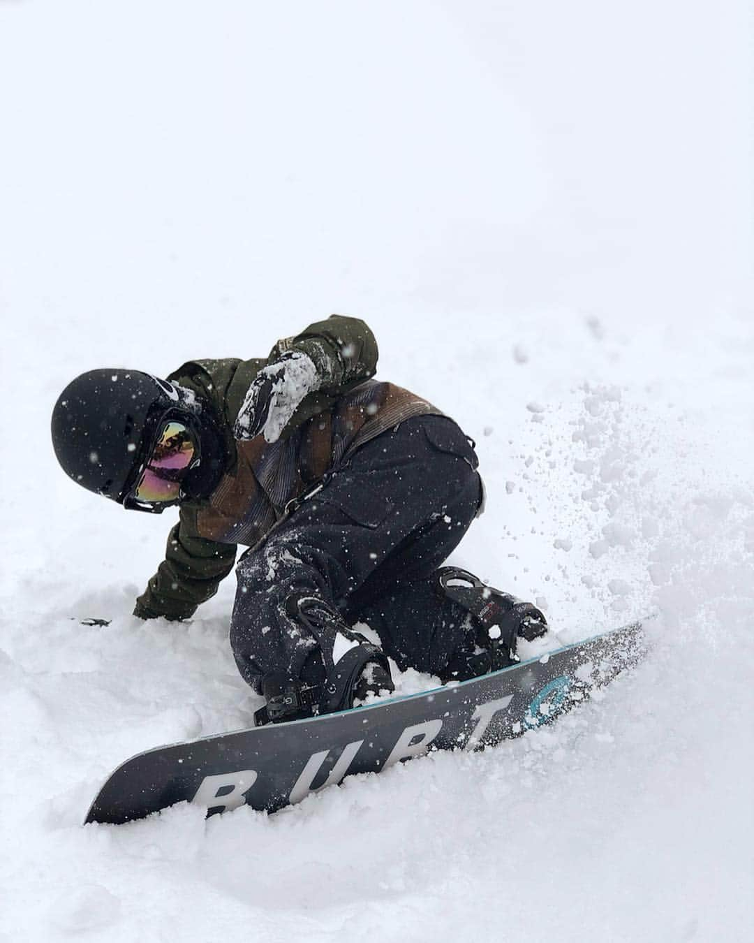 孫きょうさんのインスタグラム写真 - (孫きょうInstagram)「2年ぶりに私も一緒に🏂 &あんちゃん雪デビュー☃️ 久々リフトの隣に座れて喜ぶ母とクールな息子🙂笑 ※3枚目はやりたかった上手く見えるやらせ写真で、止まってる所に旦那が雪をかけて撮ってまーすw  去年ウェアから板とヴィンディングとブーツと全て一式新調したばっかりなのに、今年祖父母からBURTONニューモデルの板とブーツをプレゼントして貰っていた😭本人テンションあがりまくりです👦🏻🙏🏻 祖父母もスノボ大好きだから3世代で共通の趣味👍🏼❤️ほぼ一緒に行ってる！毎週5時起きで7時間運転してれお連れて行ってくれてる旦那もお疲れ様、ありがとう🥺  すぐサイズアウトする成長期だから来年はウェア新調かなぁ。ほんとボードは行くにもやるにもお金かかる😂💸 けど何より楽しそうにしているし、まだまだどこかを目指せる訳でもないレベルだけど、好きな事の1つとして生き生きとこれからも伸びてくれたらいいな❤️ . 天気予報は晴れだったのに山の上は雪が強くて、あんちゃん雪遊びは断念💦パウダースノーの新雪の上をペンギンのように真顔で歩いてた🐧🐧休憩所で1番の笑顔ね🤣❤️笑  #スノボ #スノボー #スノーボード #ボード #9歳 #小3 #snowboard #snowboarding #kidssnowboard #burton #burtonsnowboards #9yearsold」3月27日 21時07分 - sonkyou1013