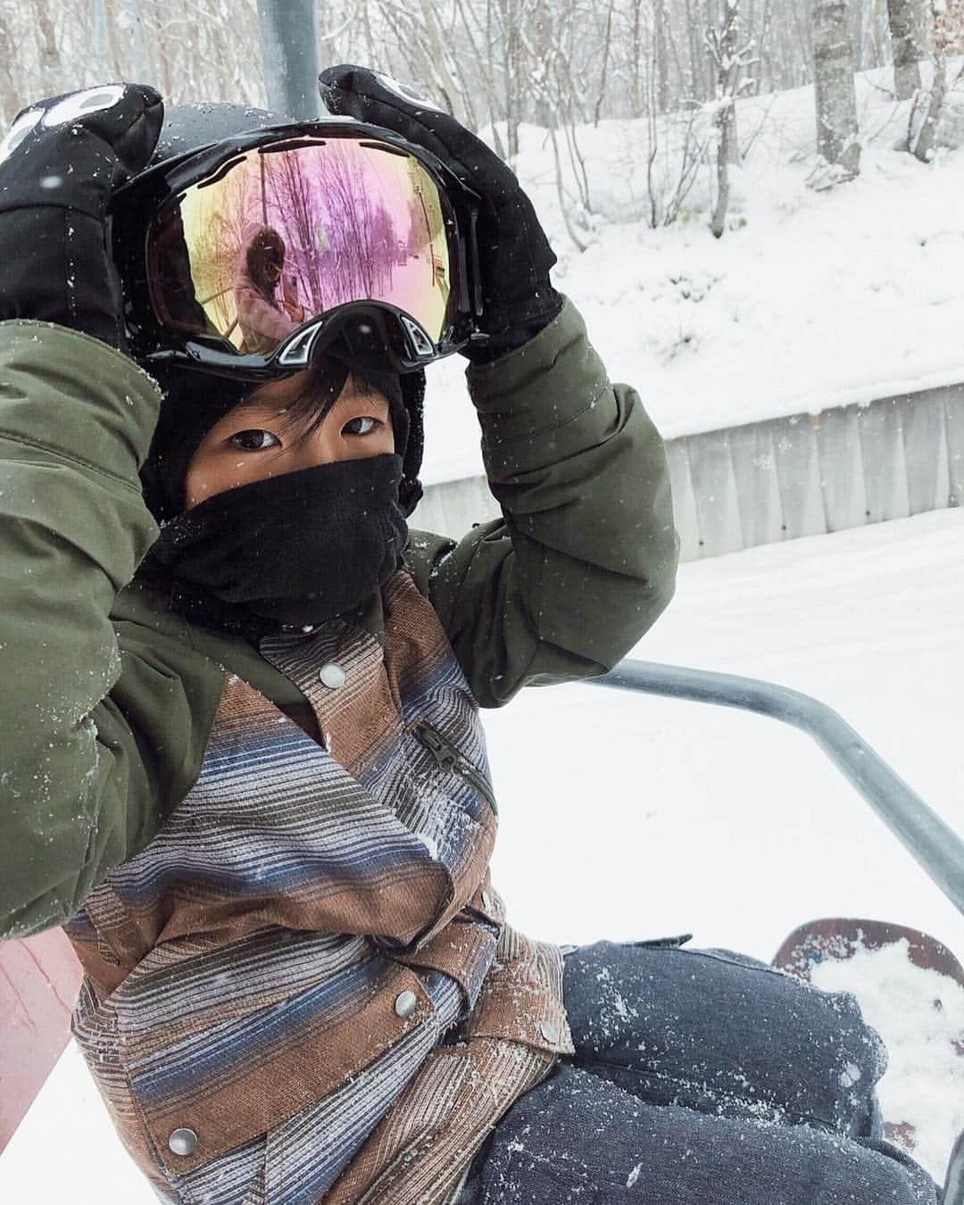 孫きょうさんのインスタグラム写真 - (孫きょうInstagram)「2年ぶりに私も一緒に🏂 &あんちゃん雪デビュー☃️ 久々リフトの隣に座れて喜ぶ母とクールな息子🙂笑 ※3枚目はやりたかった上手く見えるやらせ写真で、止まってる所に旦那が雪をかけて撮ってまーすw  去年ウェアから板とヴィンディングとブーツと全て一式新調したばっかりなのに、今年祖父母からBURTONニューモデルの板とブーツをプレゼントして貰っていた😭本人テンションあがりまくりです👦🏻🙏🏻 祖父母もスノボ大好きだから3世代で共通の趣味👍🏼❤️ほぼ一緒に行ってる！毎週5時起きで7時間運転してれお連れて行ってくれてる旦那もお疲れ様、ありがとう🥺  すぐサイズアウトする成長期だから来年はウェア新調かなぁ。ほんとボードは行くにもやるにもお金かかる😂💸 けど何より楽しそうにしているし、まだまだどこかを目指せる訳でもないレベルだけど、好きな事の1つとして生き生きとこれからも伸びてくれたらいいな❤️ . 天気予報は晴れだったのに山の上は雪が強くて、あんちゃん雪遊びは断念💦パウダースノーの新雪の上をペンギンのように真顔で歩いてた🐧🐧休憩所で1番の笑顔ね🤣❤️笑  #スノボ #スノボー #スノーボード #ボード #9歳 #小3 #snowboard #snowboarding #kidssnowboard #burton #burtonsnowboards #9yearsold」3月27日 21時07分 - sonkyou1013