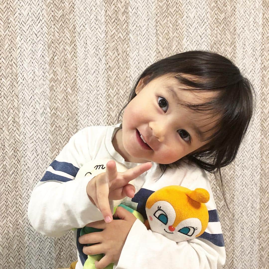 いなざうるす屋さんのインスタグラム写真 - (いなざうるす屋Instagram)「喋り方・仕草が女子ジョシしてきた。 そのジョシジョシっぷりが面白くて母は毎日笑わせてもらってます。 . が。 お菓子をスーパーでせがむ時にこんな風に顔傾けて & 上目遣いでぶりっ子喋りしくるたび 「かわいこぶんな。かわいこぶっても買わないよ。」 って言ってしまう。。。だって。ずるいんだもん！ . そしてほぼ毎日保育園帰りに一緒にスーパーに寄るママ友が隣で笑う。 . . 仲良し親子との保育園帰りにスーパーに寄るこんな楽しい安らぎの時間も金曜日で終わり！ . 4月からは別々の保育園。 もちろん待ち合わせてスーパーに寄ることも出来るがそういうのとはまた違う。 日常の安心感みたいなもの。 . 金曜日で今の大好きな保育園とはお別れ！ . 最後のお迎えん時は母。泣く気マンマン！ 号泣する気マンマン！ . つーか。きのうのお迎えん時。既に。他のクラスの先生のお顔みた瞬間私泣いてしまったし。。 . #3歳 #3歳1ヶ月 #床材オタク #壁紙オタク #輸入壁紙オタク #床材マニア #壁紙マニア #輸入壁紙マニア #壁紙 #輸入壁紙 #wallpaper #walpa  #床材 #クッションフロア #クッションシート #壁紙屋本舗 #wallpaperhouse #輸入壁紙ハウス」3月27日 21時08分 - inazaurusu_ya