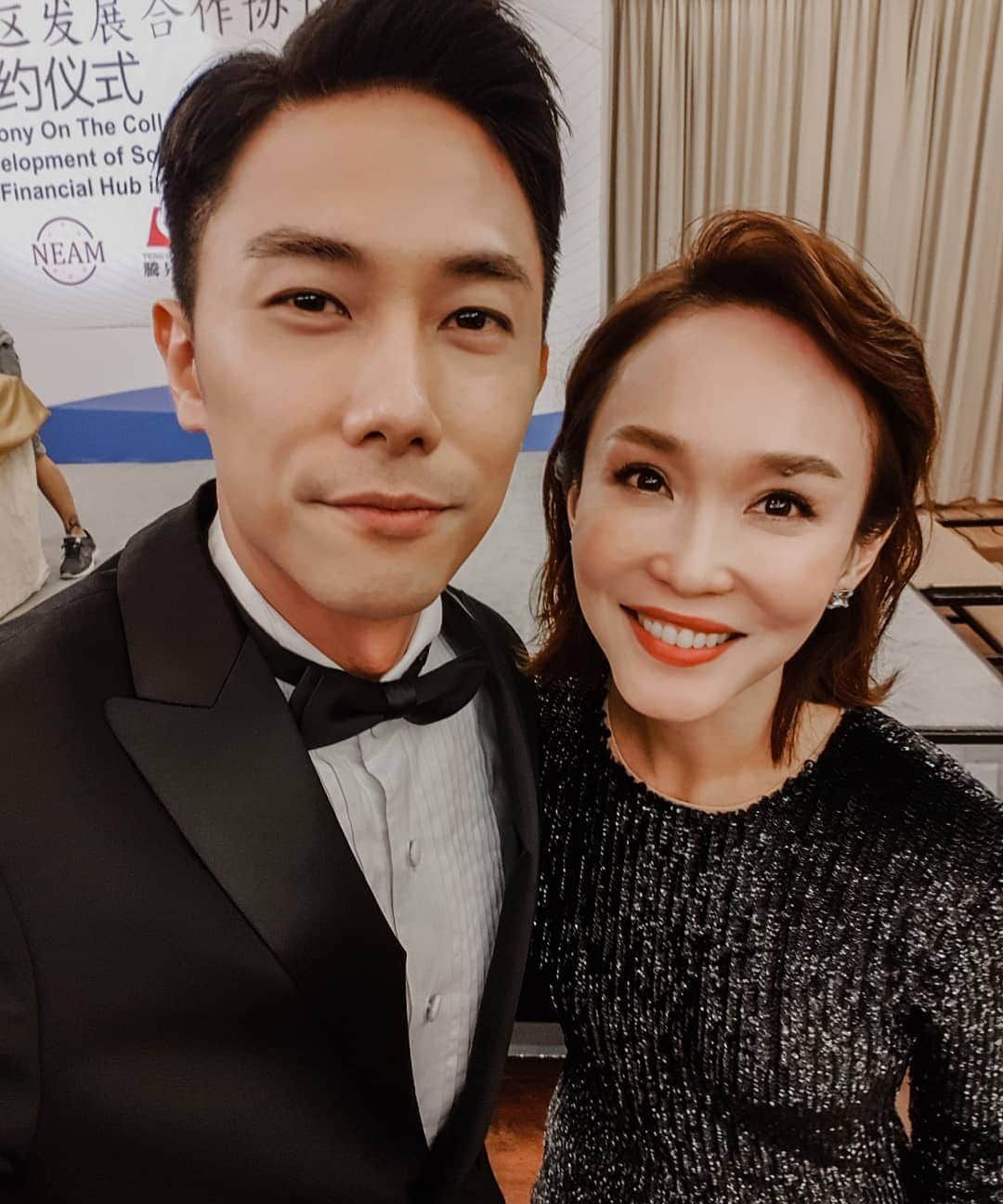 デスモンド・タンのインスタグラム：「入行10年，终于和姐合作了!!! 😍 但是。。。我们第一次合作的戏，居然连一句话都没有! 😂 Glad to finallyyyy work with @fannaiaiwong after 10 years in this industry. 女神!  Correction! I'm just reminded by a little bird that it's 12 years, not 10 years. 有朋友说是入行12年呀 。我的天，等了小龙女足足一轮! 😂  #alliswelldrama #你那边怎样我这边ok」