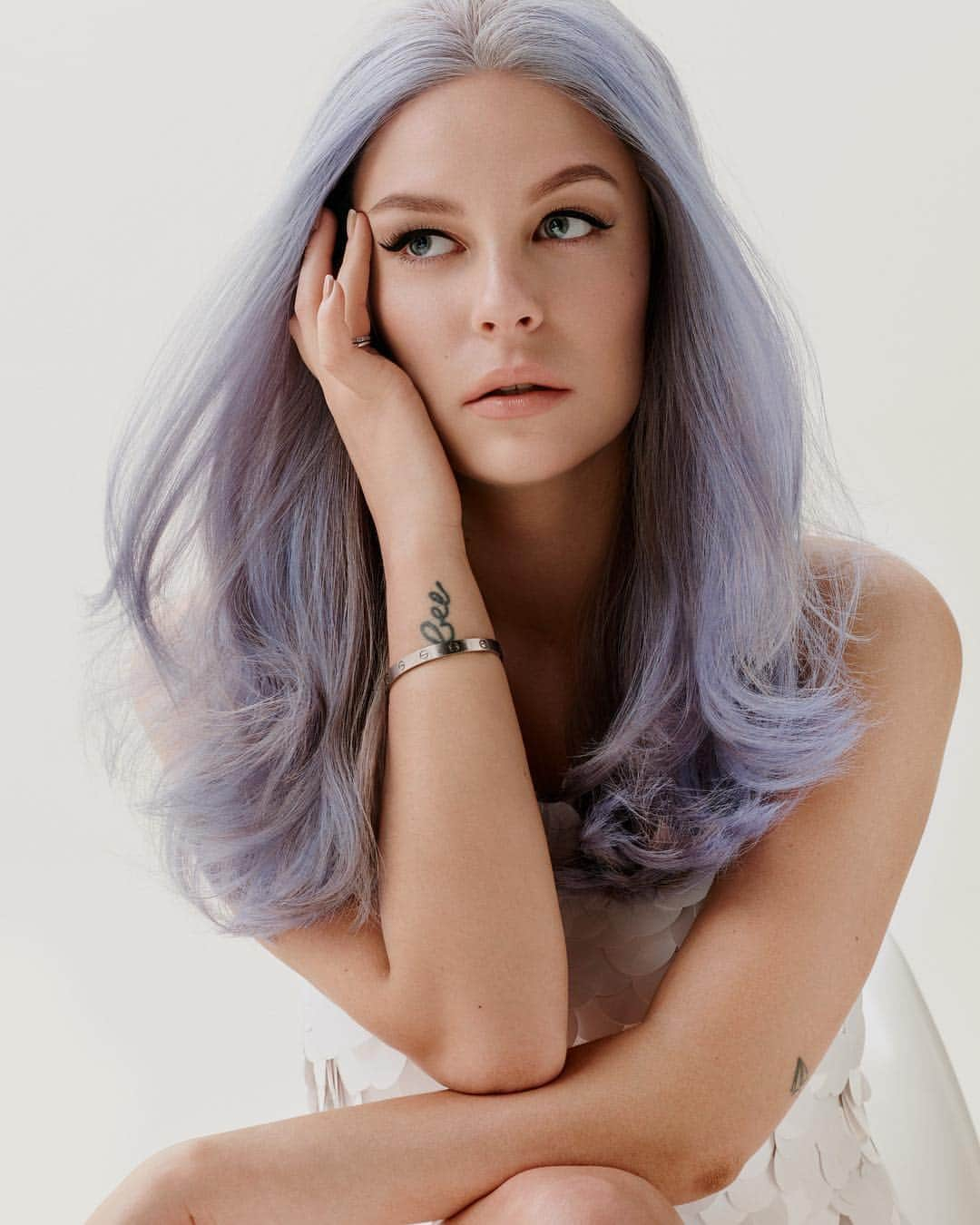 Dagi Beeさんのインスタグラム写真 - (Dagi BeeInstagram)「Neues Profilbild 😏✨💜 Auch dieses Bild ist von meinem @tushmagazine Shooting & ich liebe liebe liebe diese Haarfarbe so sehr ! 💟」3月27日 21時00分 - dagibee