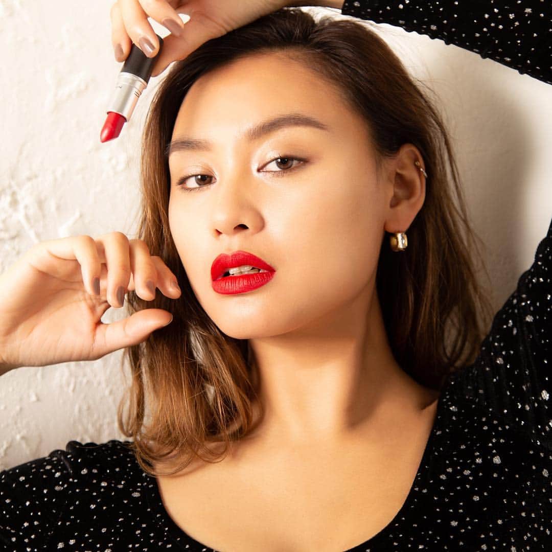 M∙A∙C Cosmetics Japanのインスタグラム：「⠀ 大人気のリップスティック「ルビーウートーキョー」💄✨ どんな方にも似合うレッドカラー💋あなたはもう試してみた？ ⠀ ⠀ #RubyWooTokyo ⠀ ⠀ Model: @yuk1nco Makeup: @mac_ryoko Photo: @genya_sato Art Director: @unakinoco ⠀ ⠀ ⠀ ⠀ ⠀ #MACCosmeticsJapan #MACコスメ #MACCosmetics  #MAC #コスメ #メイク  #リップ #リップスティック #赤リップ #ルビーウートーキョー #OnlyInJapan #Tokyo #Lipstick #MACリップ」