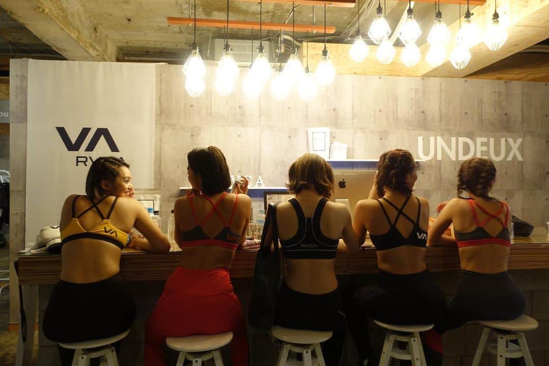 RVCA Japanさんのインスタグラム写真 - (RVCA JapanInstagram)「RVCA WOMEN’S DAY with UNDEUX || 「全ての女性は、美しい」をモットーにパーソナルトレーニングスタジオ @undeux55 にて開催された本イベントは Beauty / Art / Work out / Food からなる4コンテンツを通し女性一人一人が本来持つ真の美しさを引き出す体験をサポートするイベント || ご参加頂いた皆様ならびにスタッフのみなさま、ありがとうございました！You are so beautiful ! || Big Thank :  @maimai_8912 @hana4 @chillout_official #purabon || See more photos at jp.#RVCA.com ー> || @rvcasport #rvcawomens #beautifullyunrefind」3月27日 21時04分 - rvcajapan