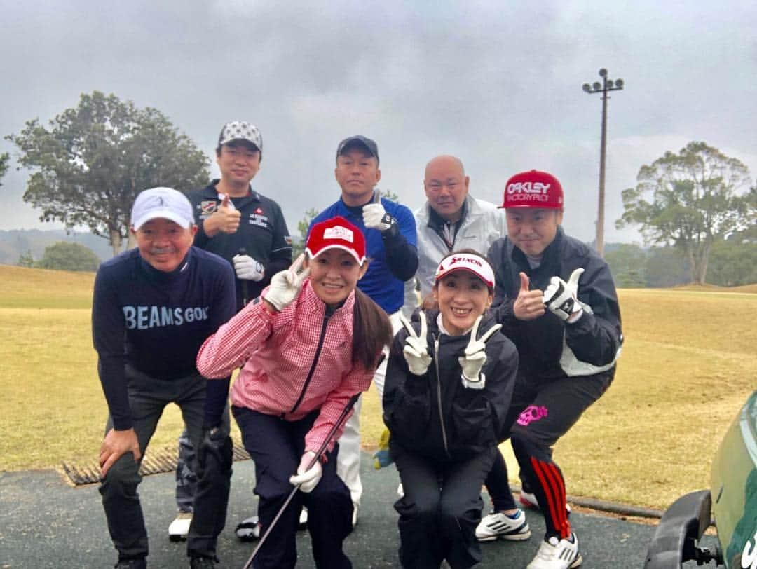 西尾夕紀さんのインスタグラム写真 - (西尾夕紀Instagram)「昨日は、 コロムビアレコードゴルフ部⛳️のコンペがありました🏌️‍♀️ 朝からお天気が悪くカッパを着ながらのゴルフ🏌️‍♀️でしたが、ご飯を食べて 腹ごしらへをした後の後半は すっかり雨も上がり、楽しいゴルフが出来ました🤩  たまたま偶然にも栗田けんじさん。 そして仲良しのお仲間の皆様にもバッタリ遭遇‼️ こんな偶然ってあるんですね🧐💦 夜は、青森料理が食べれる 青森Soulsへ…。 ふるさと青森を思い出す味…😋 やっぱりあたし津軽人なんだなぁ… #ゴルフ #コロムビアゴルフ部 #大石まどかさん #青森Souls」3月27日 21時06分 - yuki_nishio_