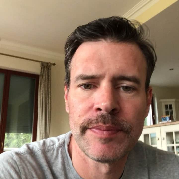 のインスタグラム：「It’s not to mess with my wife. It may be to mess with my wife. @themeanchick #whiskeycavalier」